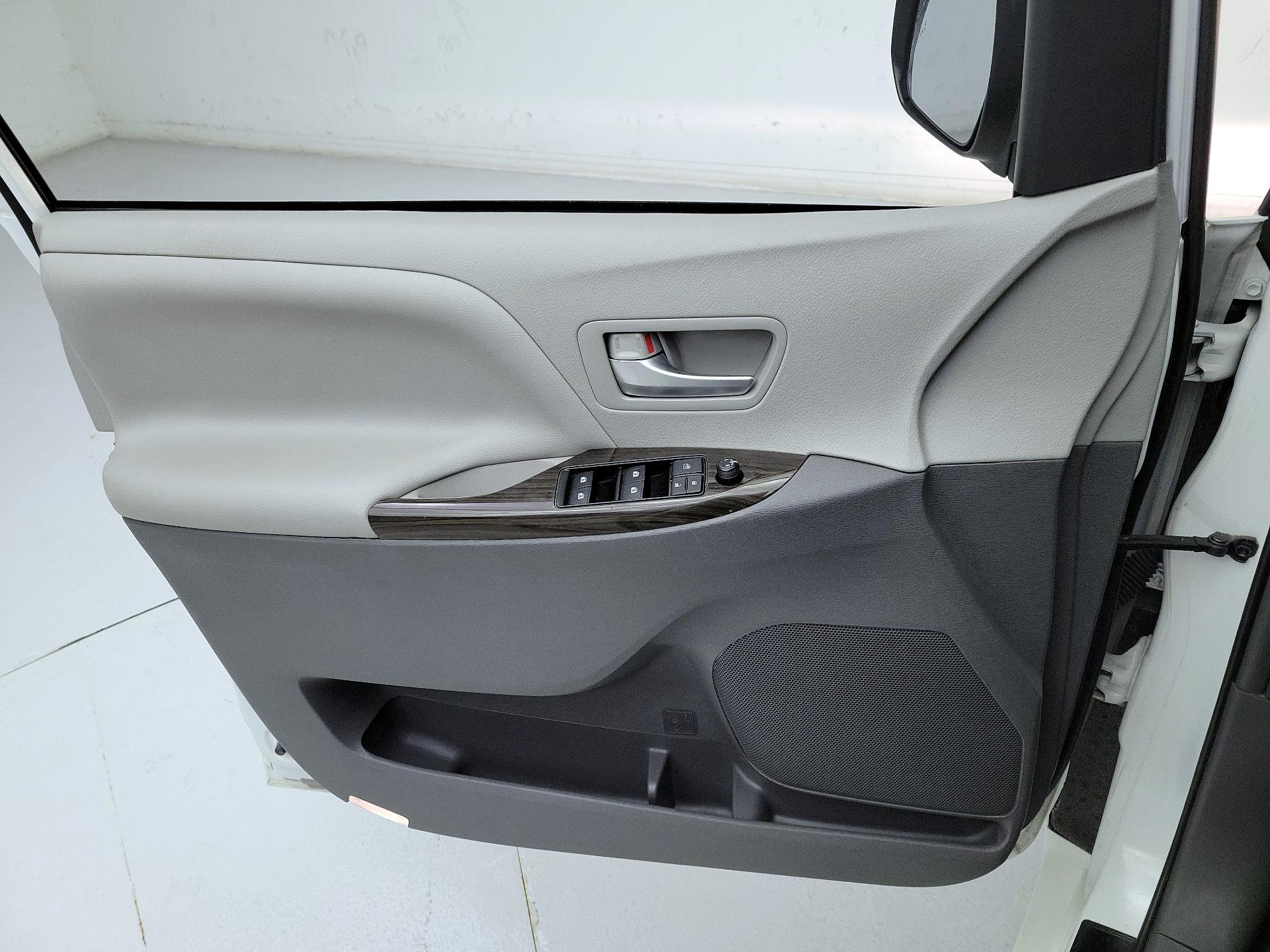 Thumbnail: 2019 Toyota Sienna - 12