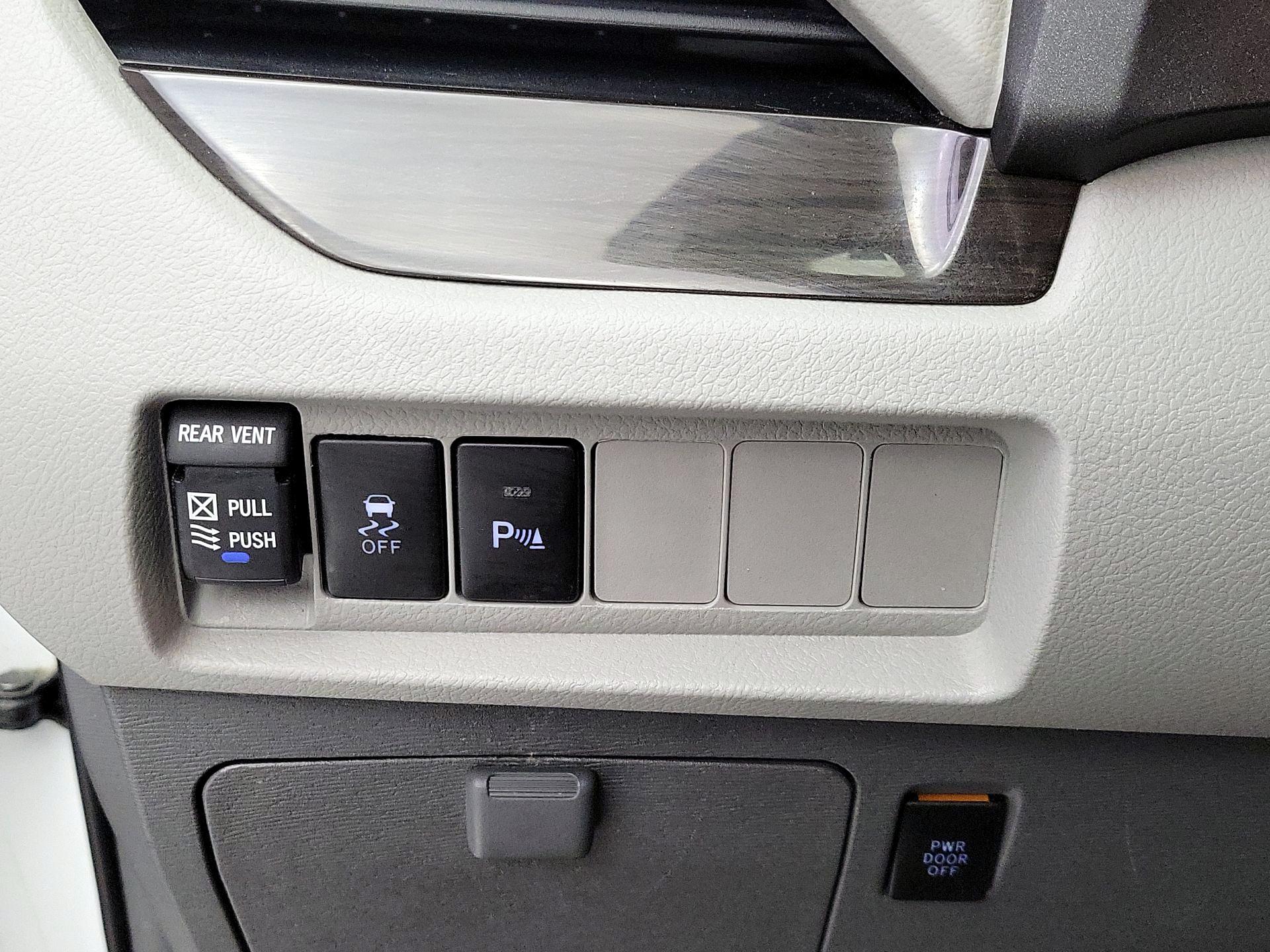 Thumbnail: 2019 Toyota Sienna - 13