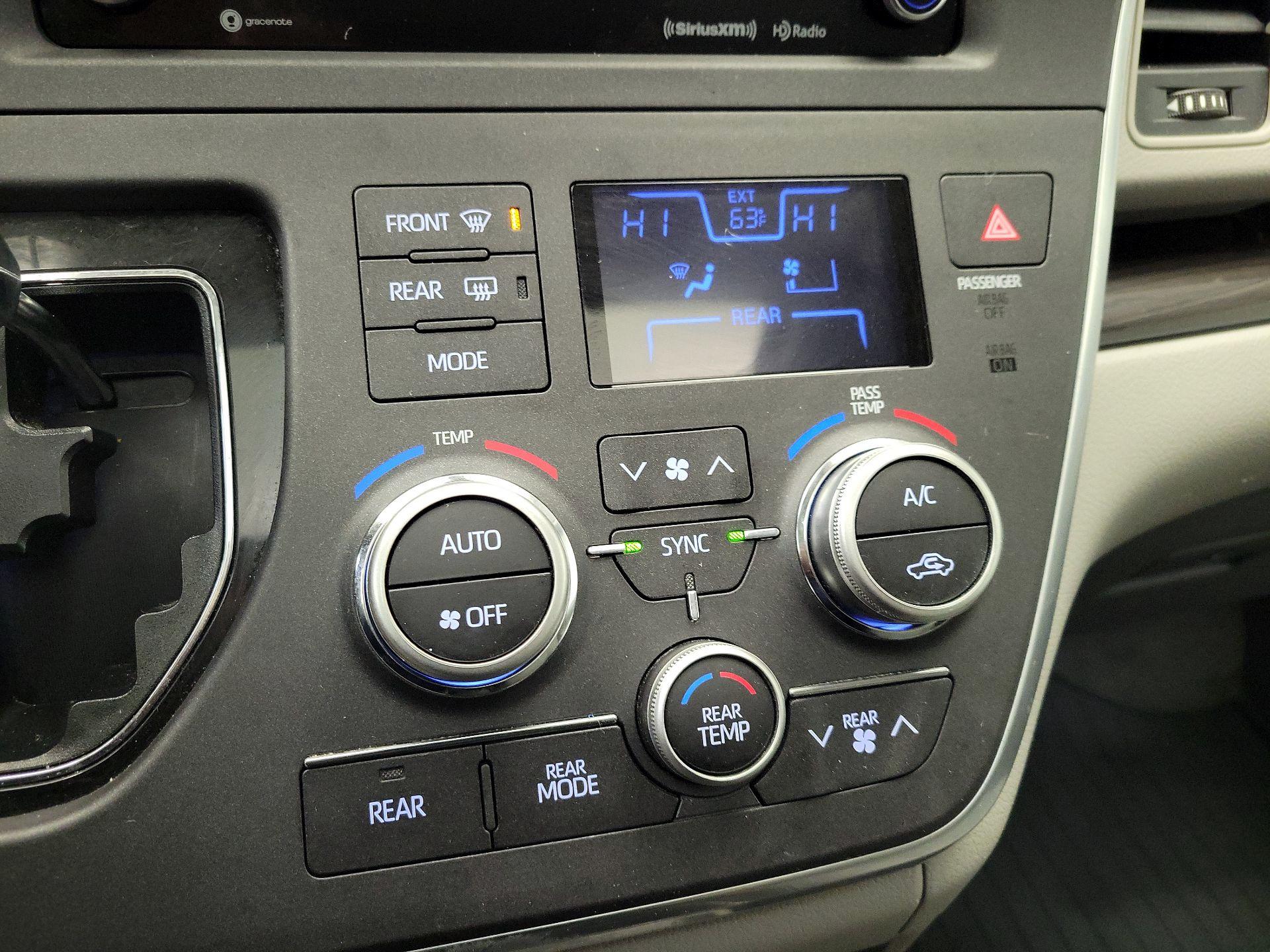 Thumbnail: 2019 Toyota Sienna - 17