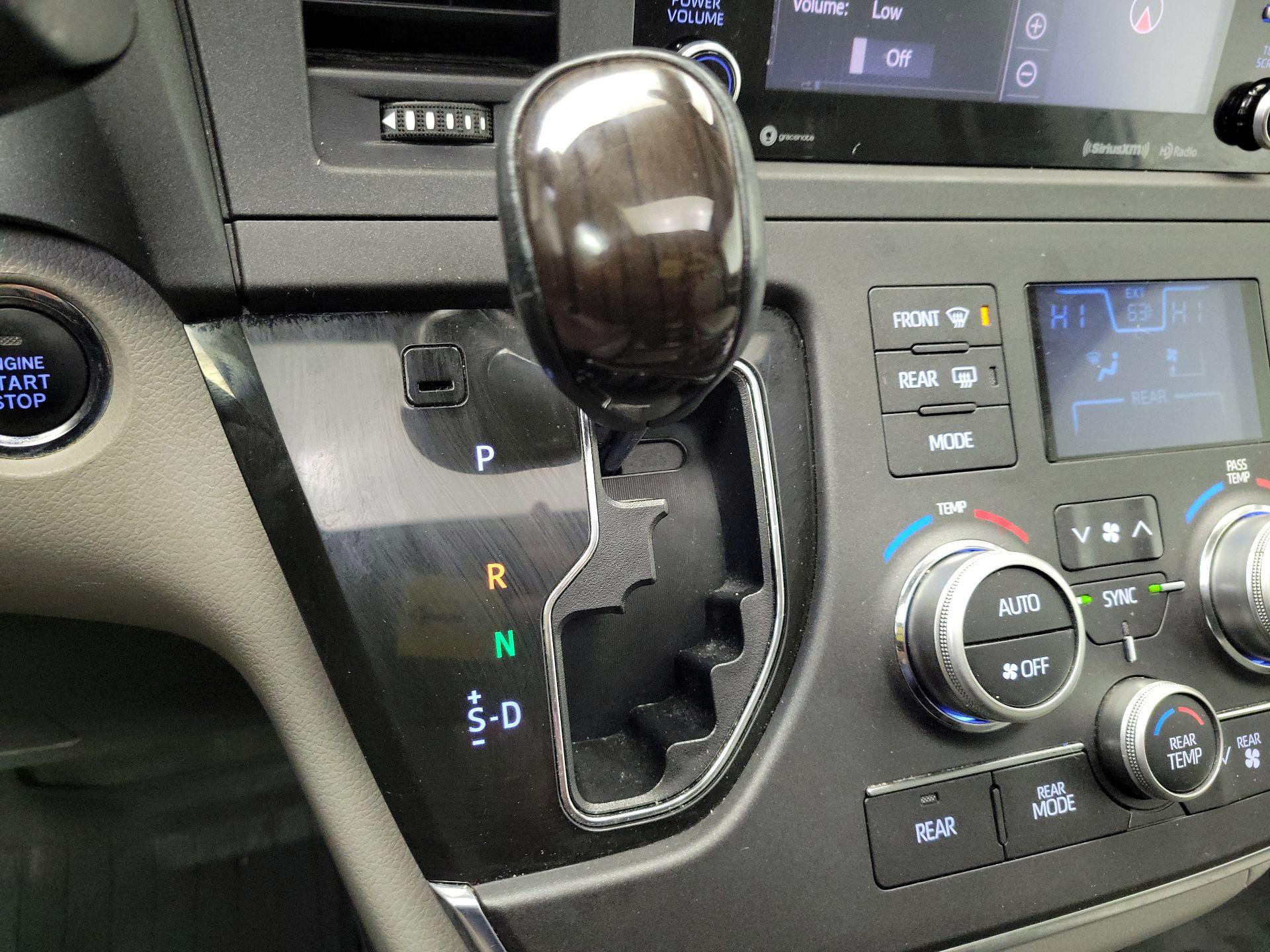 Thumbnail: 2019 Toyota Sienna - 18