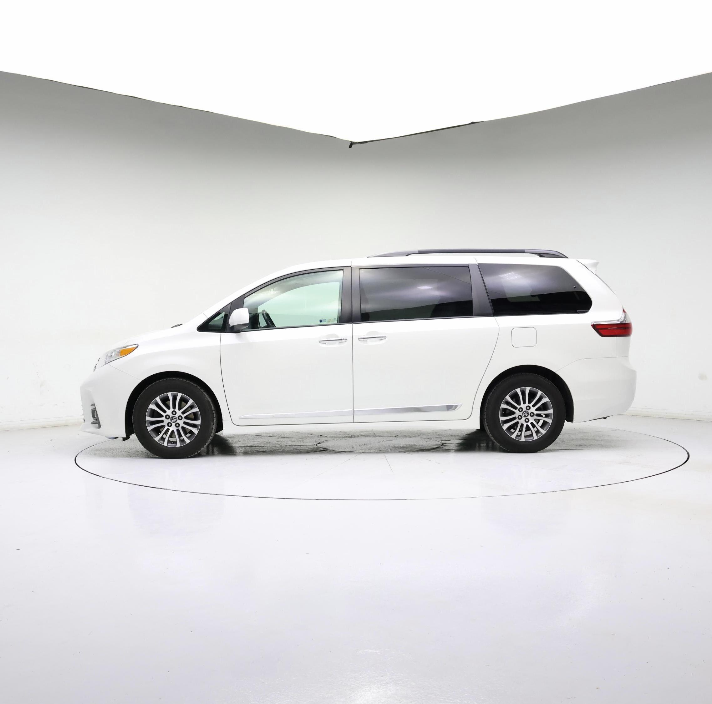 Thumbnail: 2019 Toyota Sienna - 3