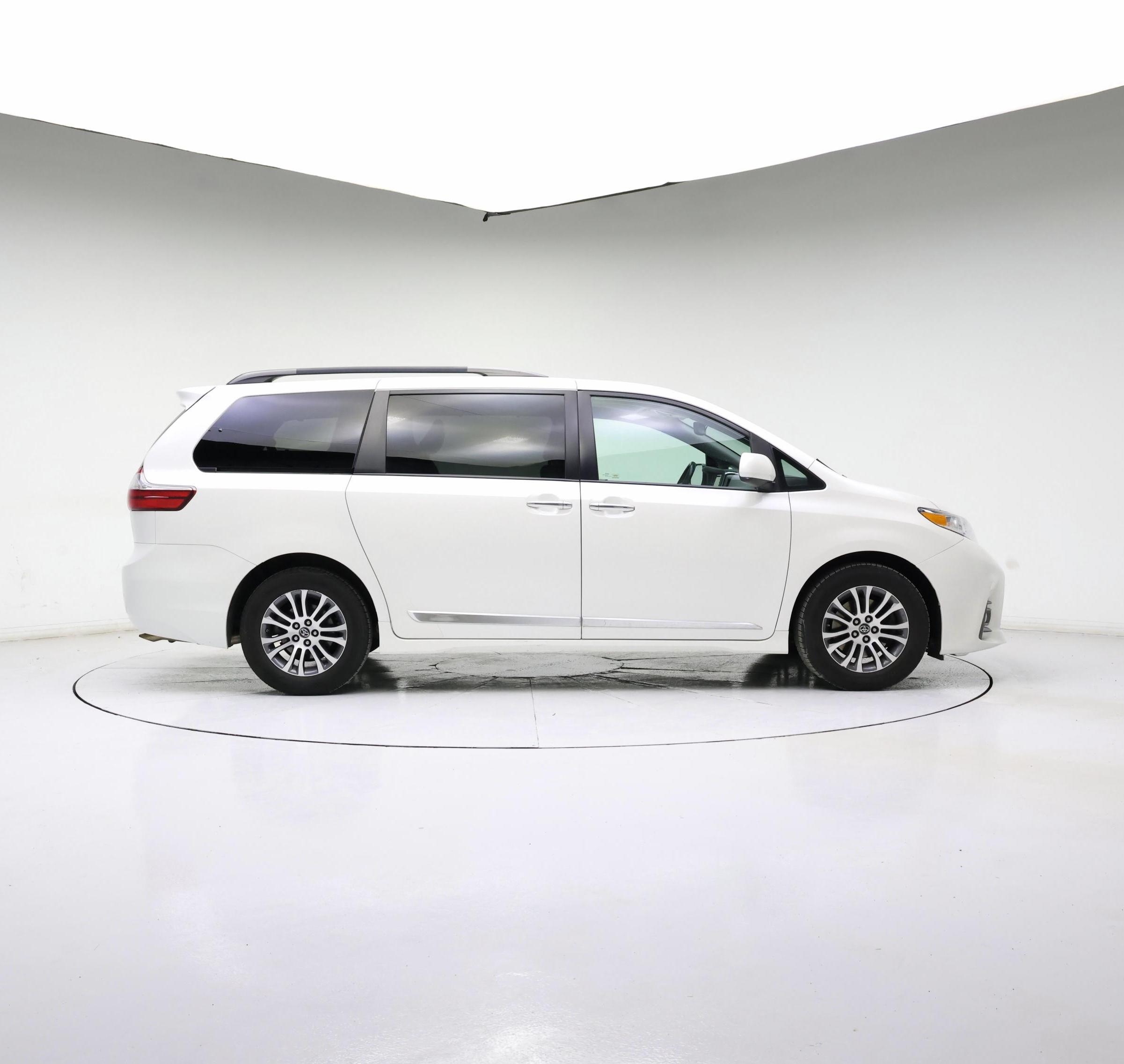 Thumbnail: 2019 Toyota Sienna - 7