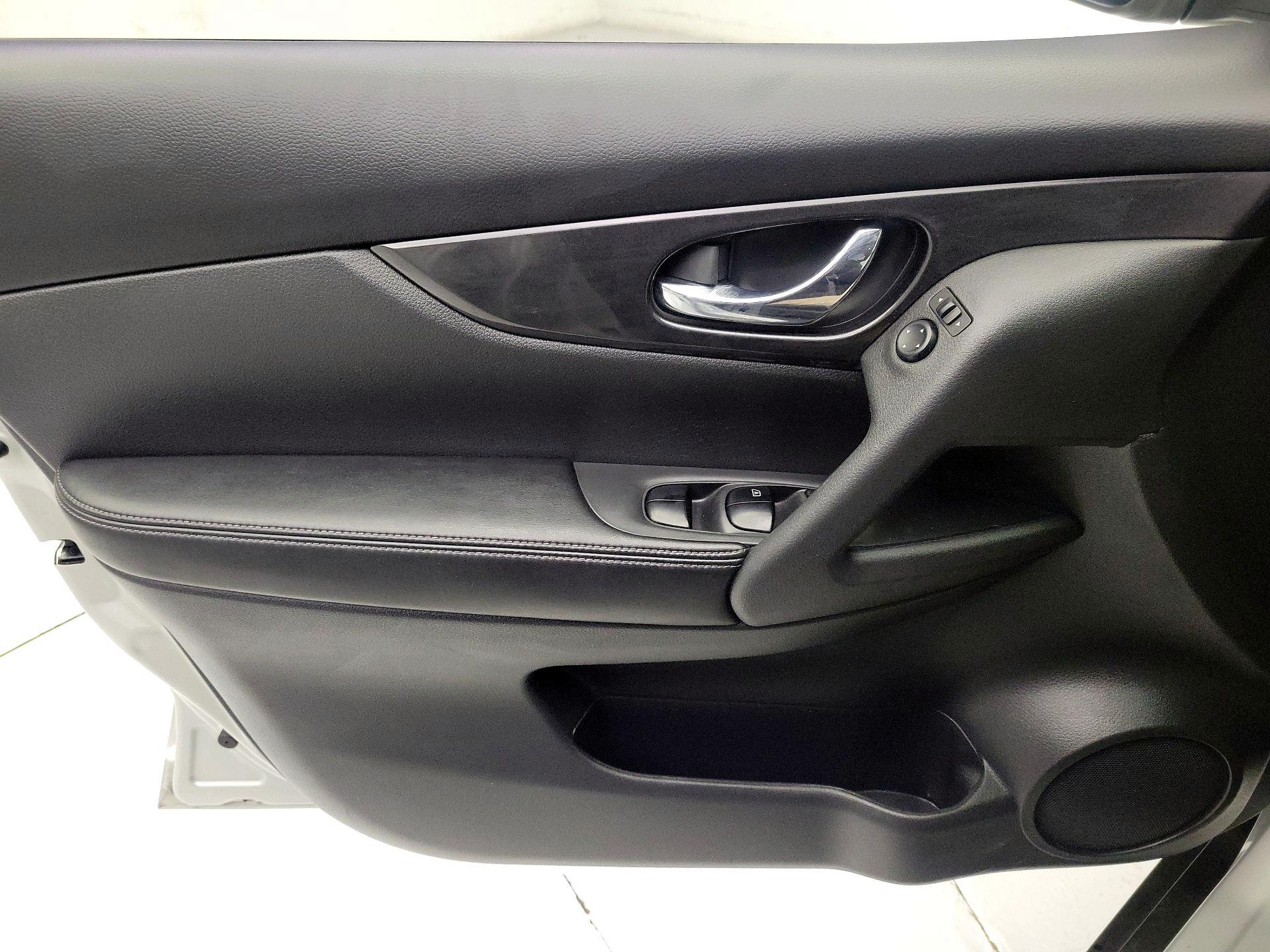 Thumbnail: 2017 Nissan Rogue - 12