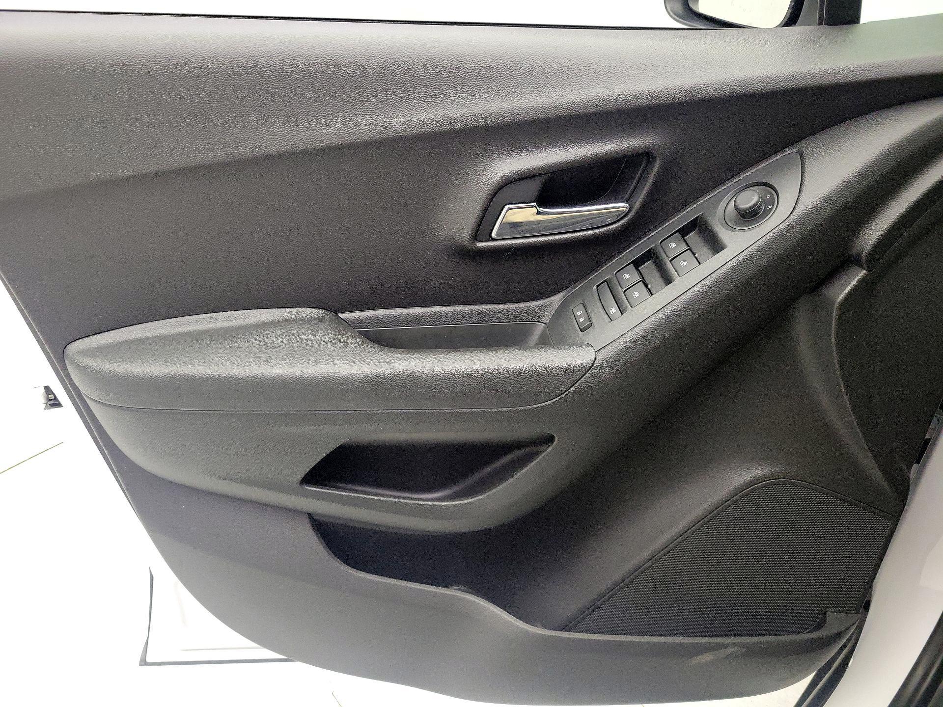 Thumbnail: 2018 Chevrolet Trax - 12