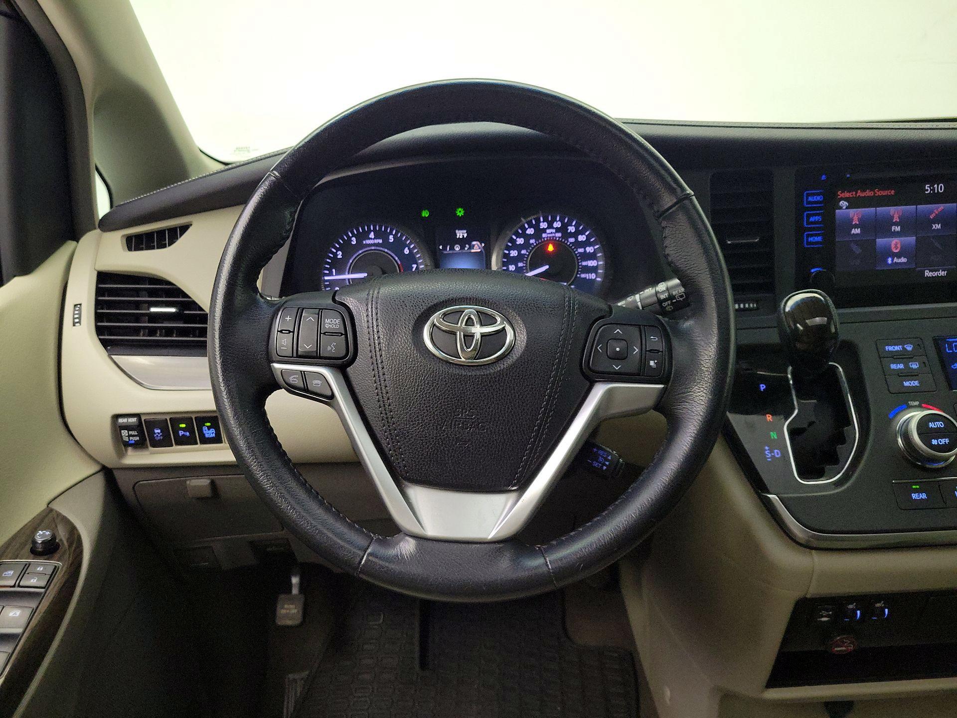 Thumbnail: 2015 Toyota Sienna - 10