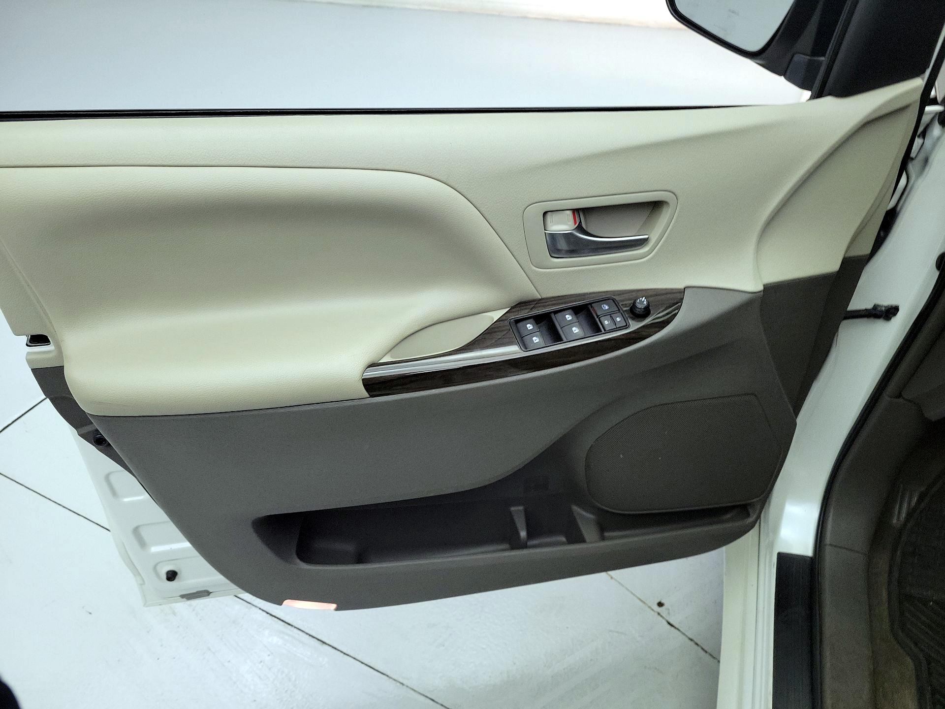 Thumbnail: 2015 Toyota Sienna - 12