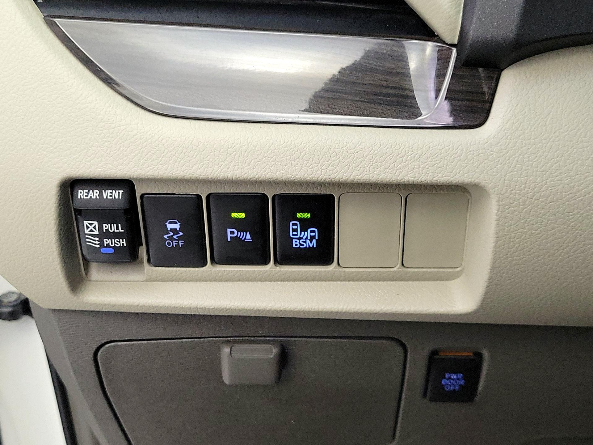 Thumbnail: 2015 Toyota Sienna - 13