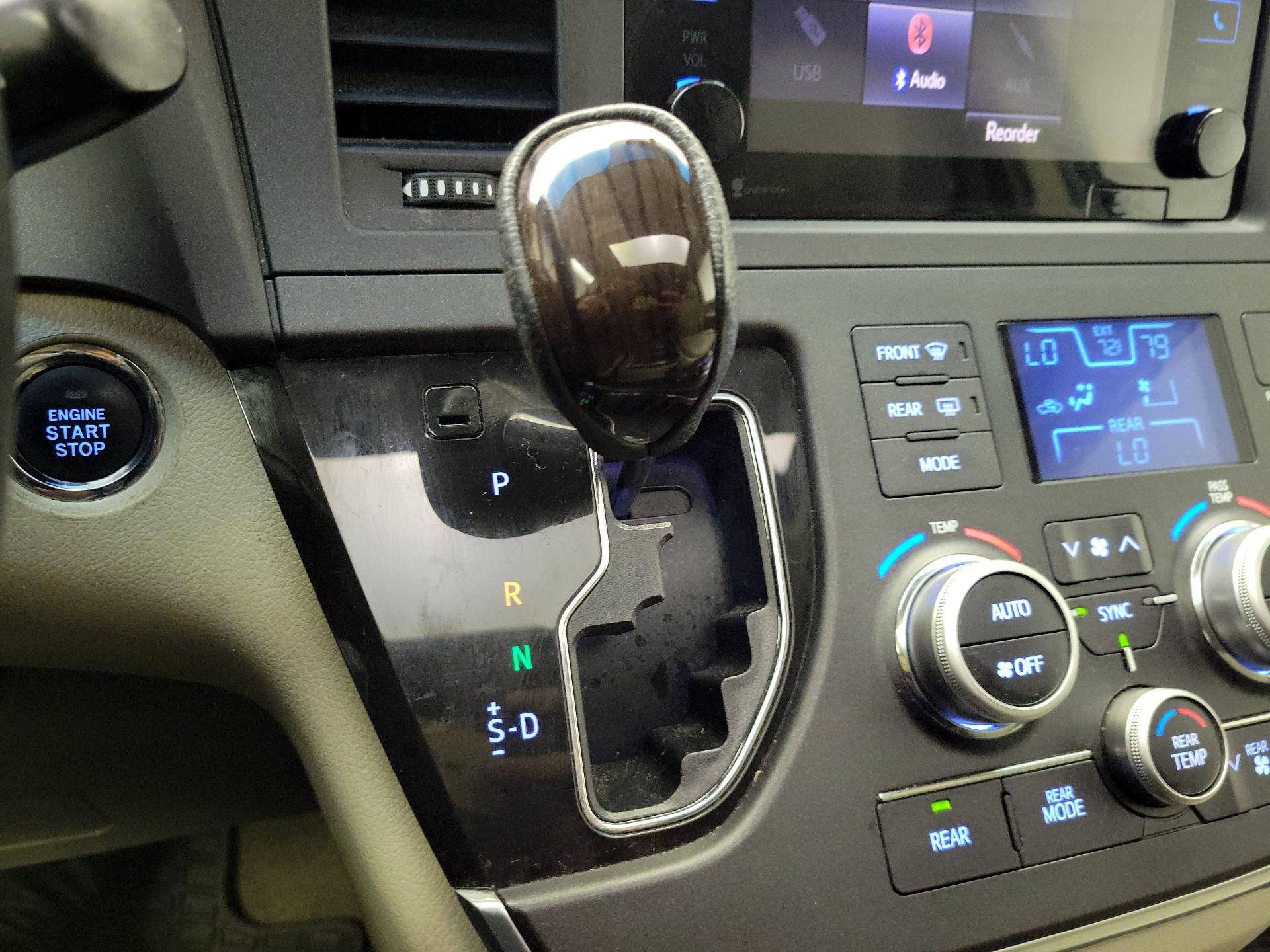 Thumbnail: 2015 Toyota Sienna - 17