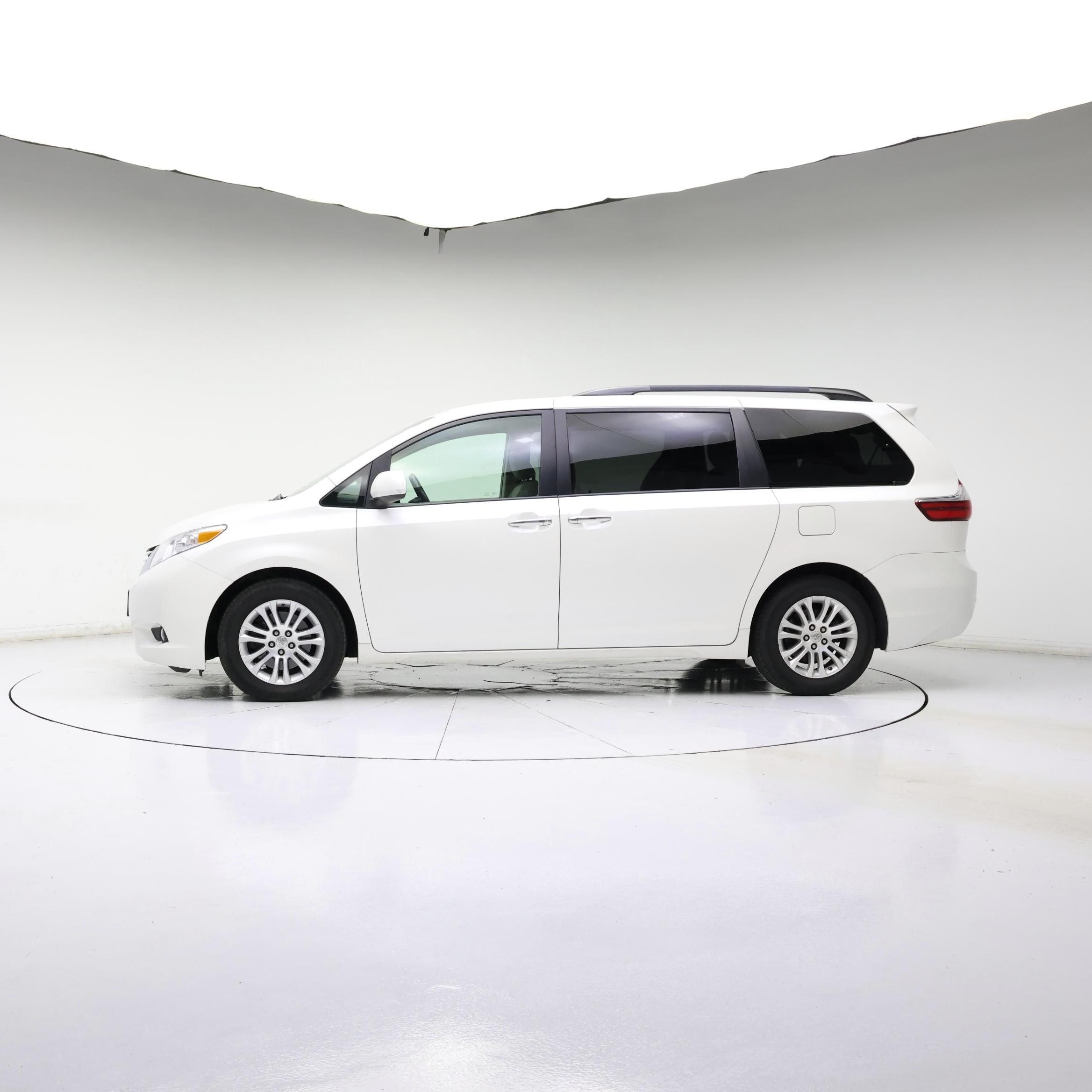 Thumbnail: 2015 Toyota Sienna - 3