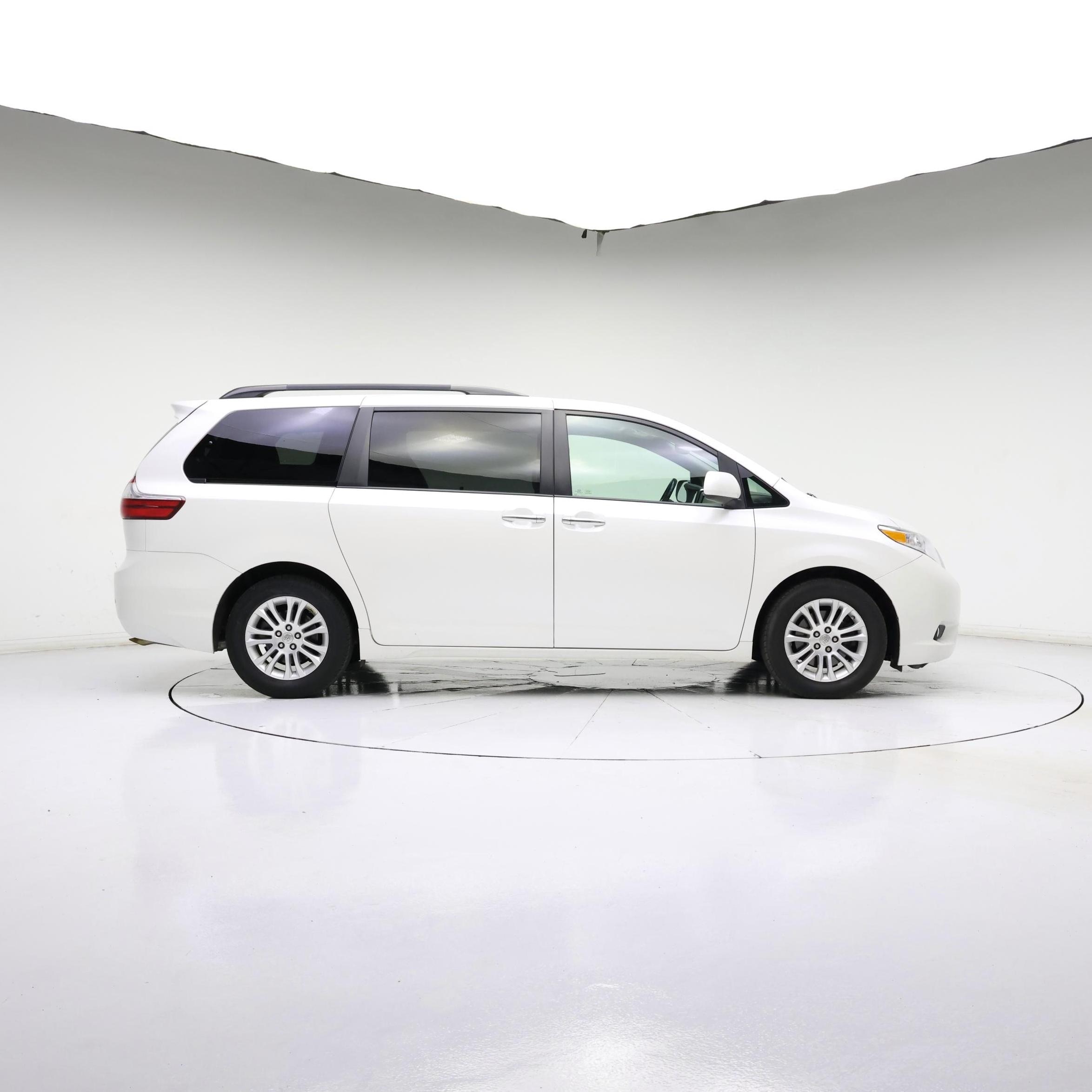 Thumbnail: 2015 Toyota Sienna - 7
