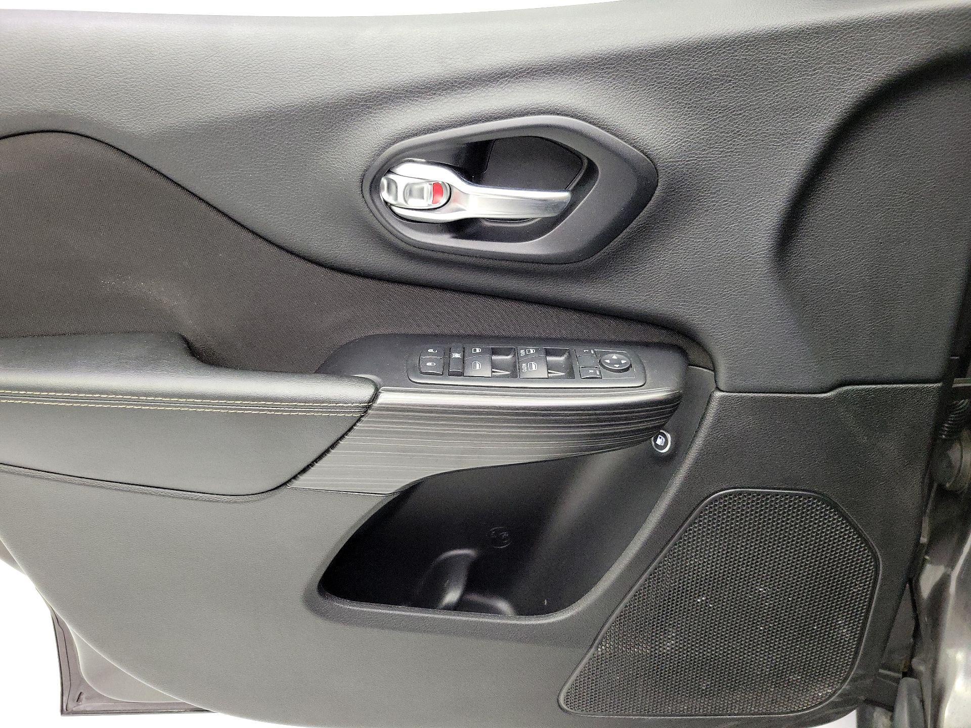 Thumbnail: 2015 Jeep Cherokee - 12