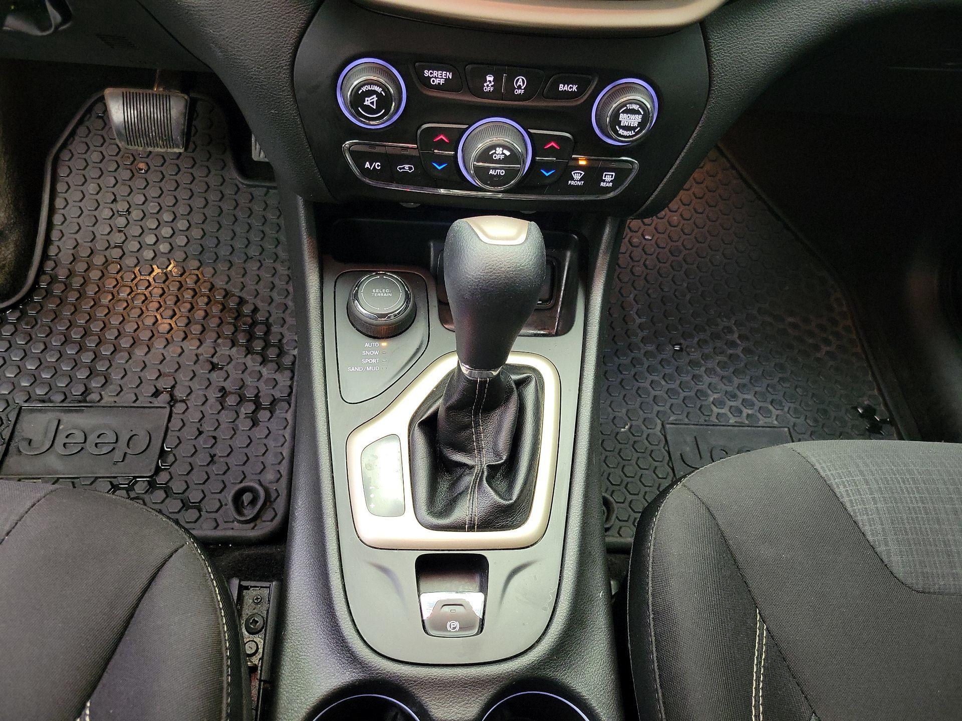 Thumbnail: 2015 Jeep Cherokee - 17