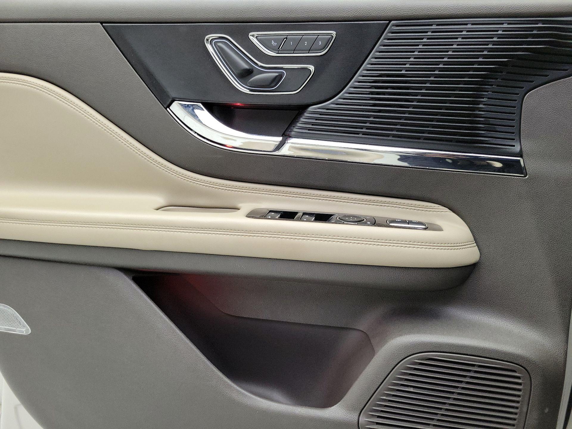 Thumbnail: 2021 Lincoln Corsair - 12