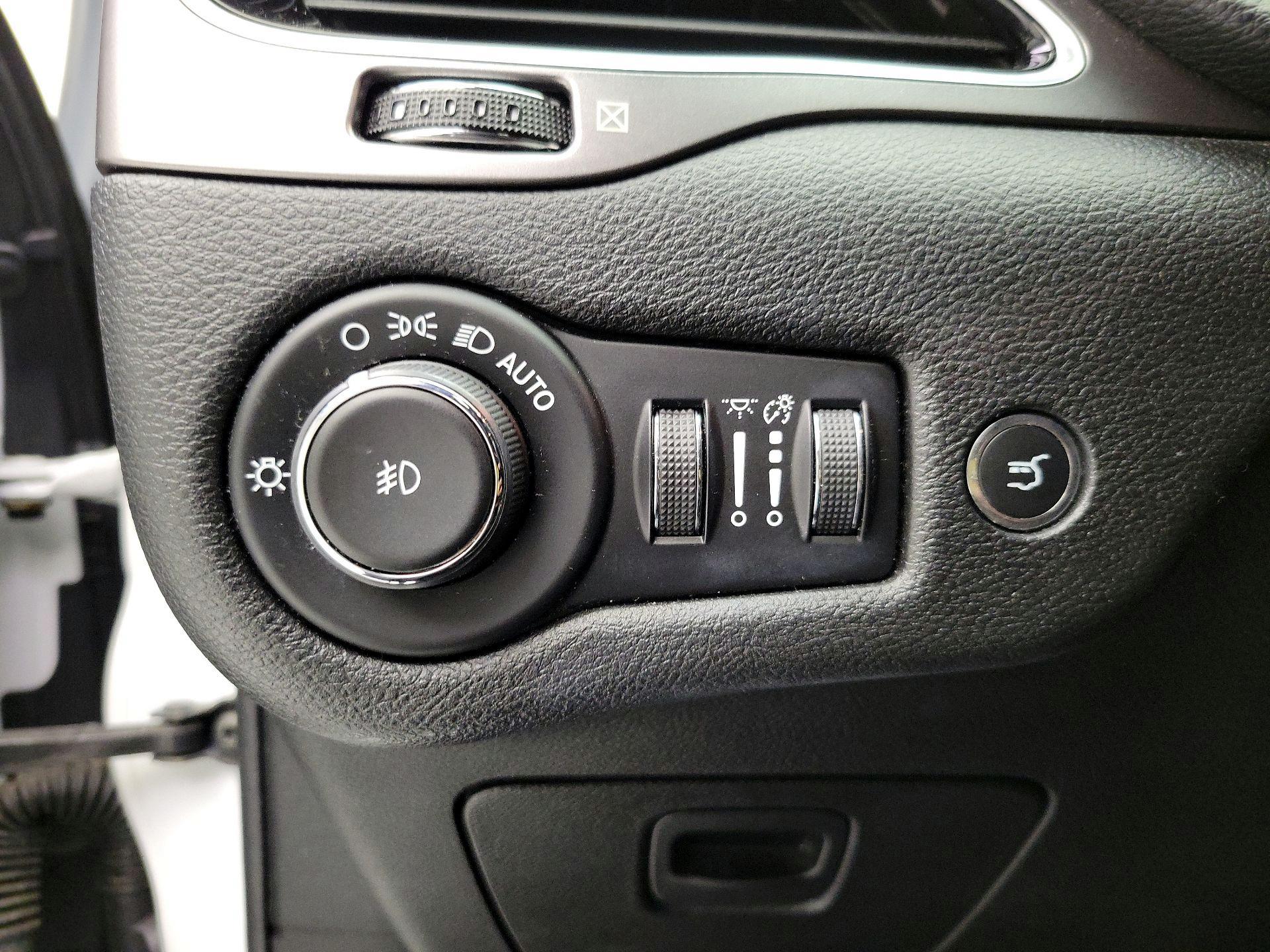 Thumbnail: 2020 Jeep Cherokee - 13