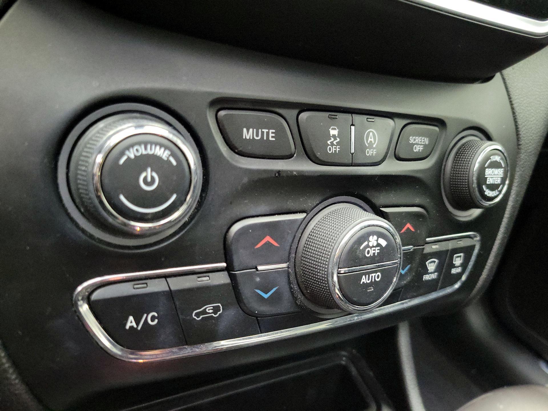 Thumbnail: 2020 Jeep Cherokee - 17