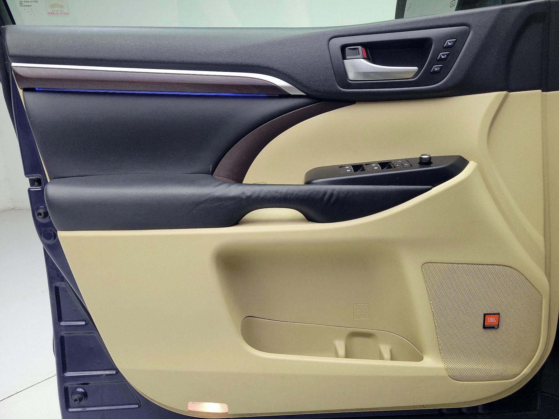 Thumbnail: 2015 Toyota Highlander - 12