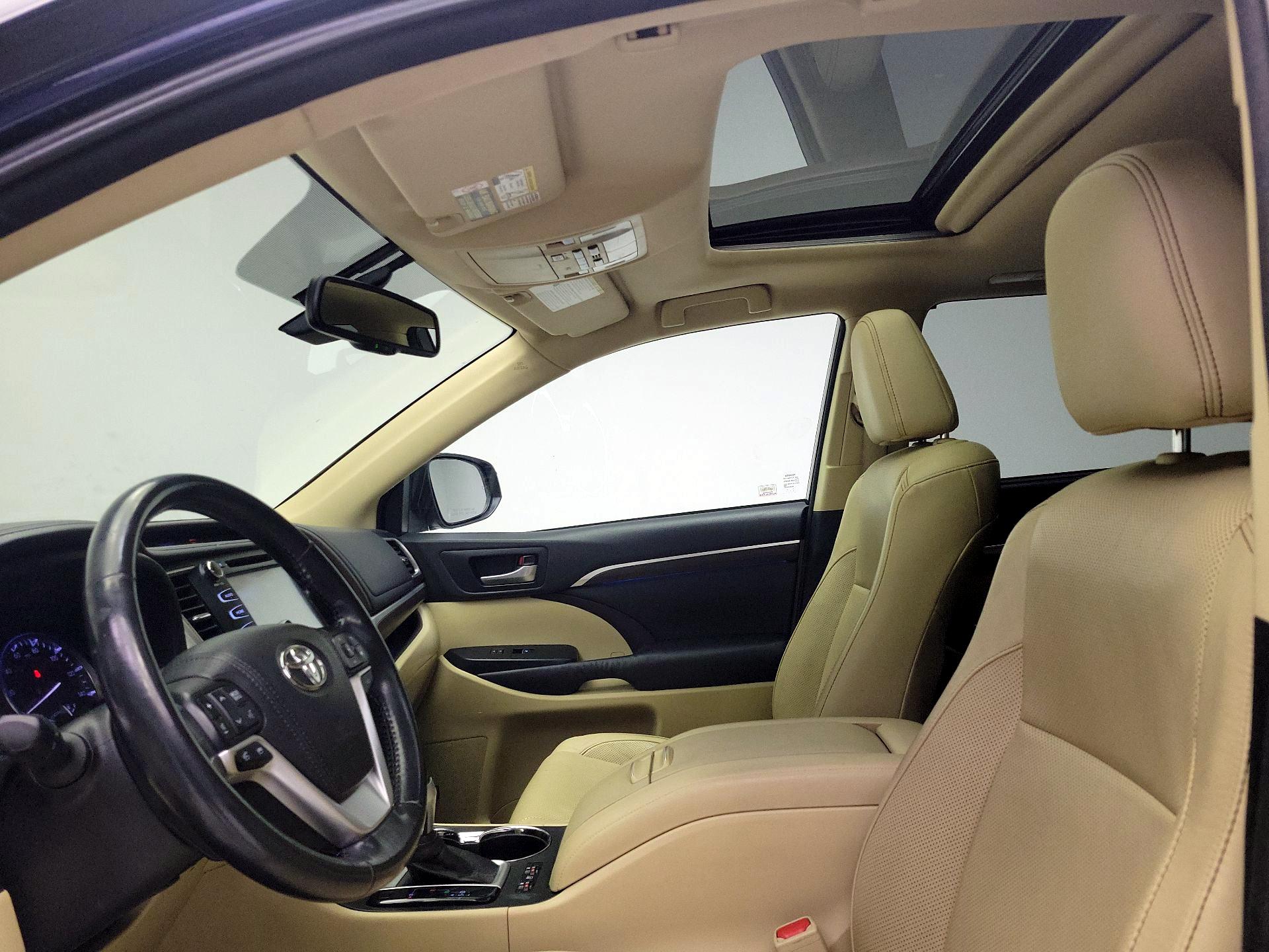 Thumbnail: 2015 Toyota Highlander - 20