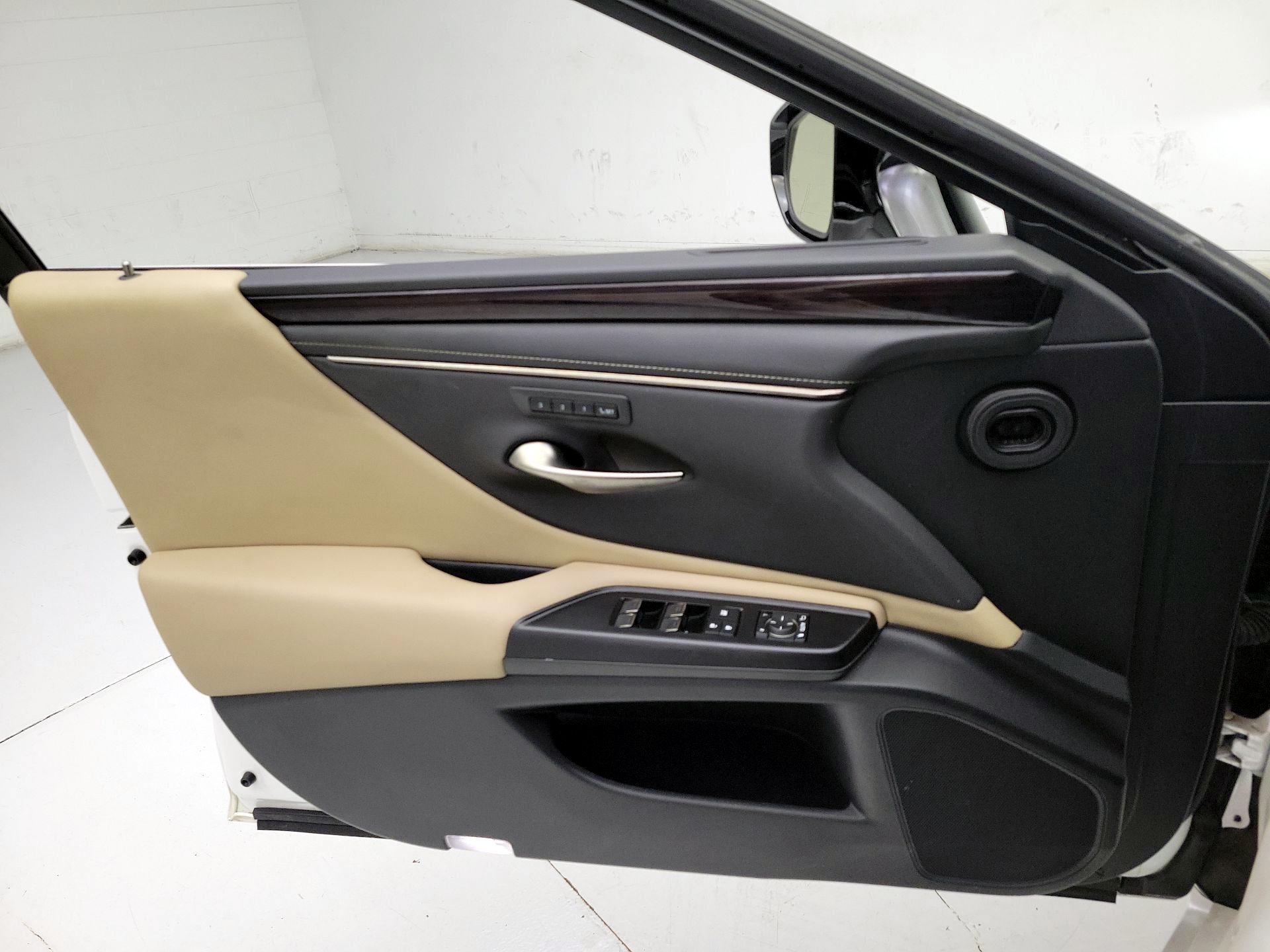 Thumbnail: 2021 Lexus ES - 12