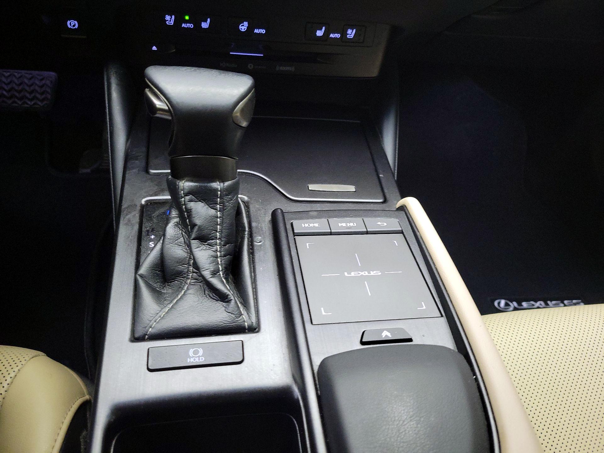 Thumbnail: 2021 Lexus ES - 16