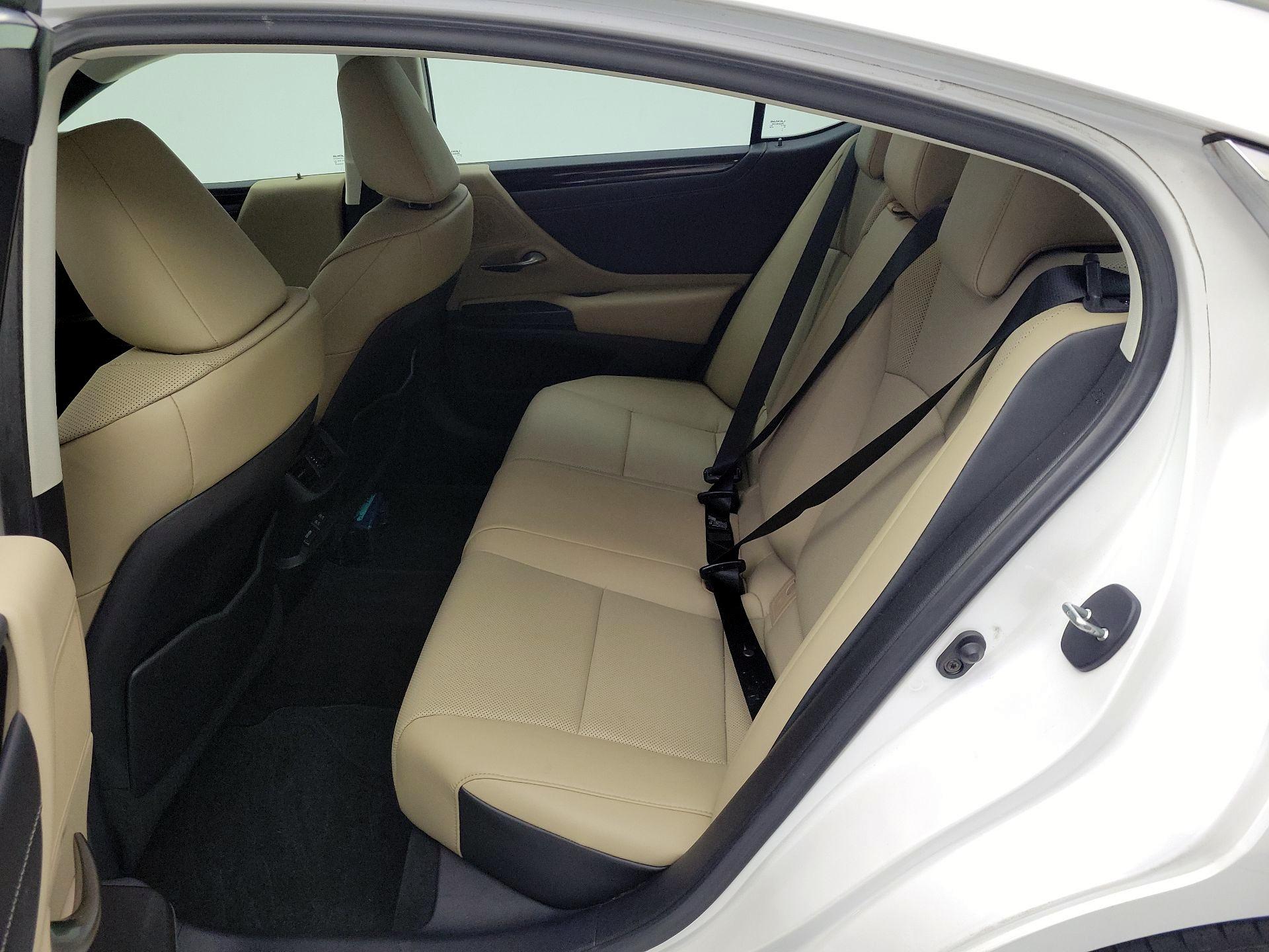 Thumbnail: 2021 Lexus ES - 18