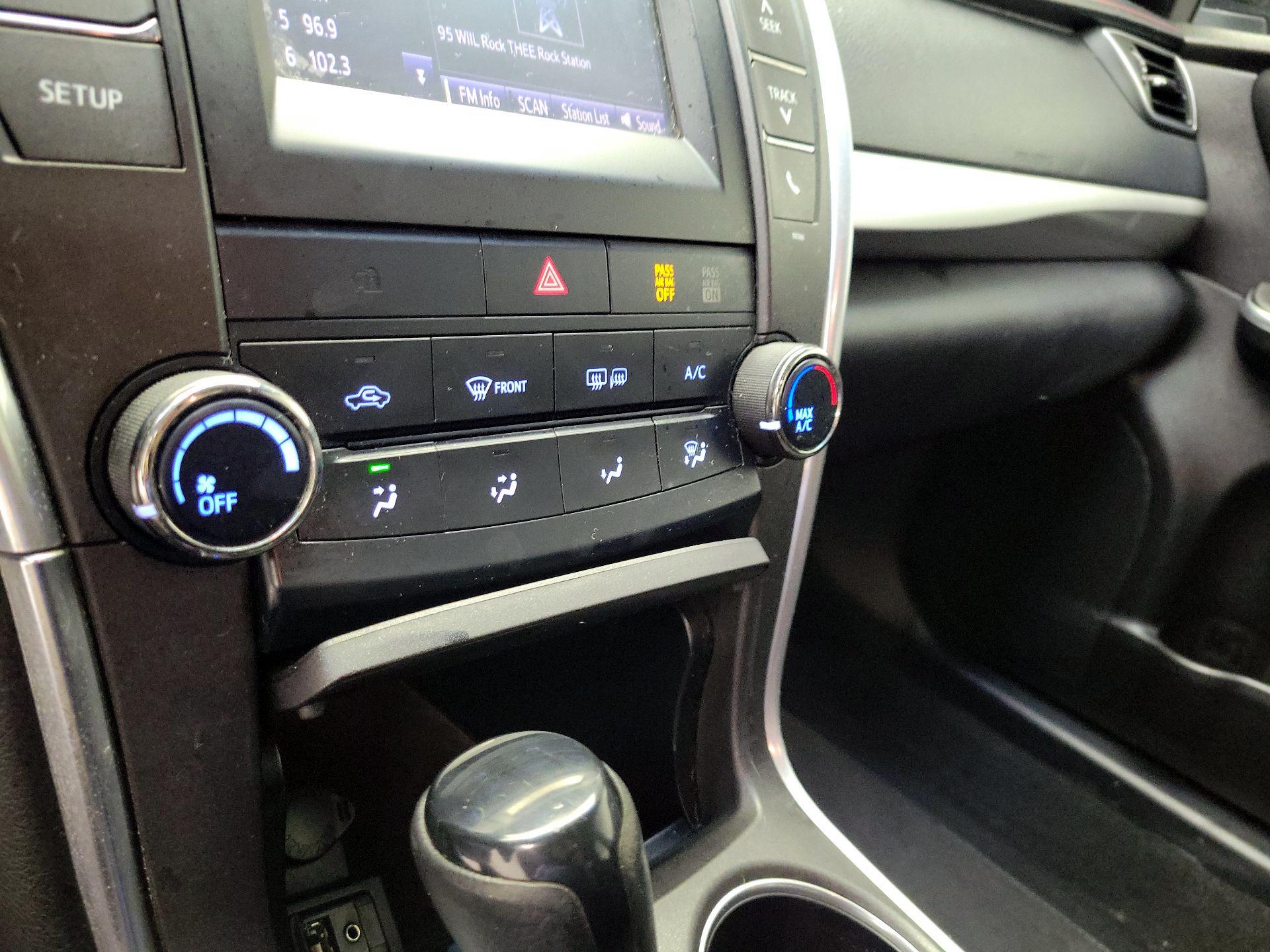 Thumbnail: 2015 Toyota Camry - 16