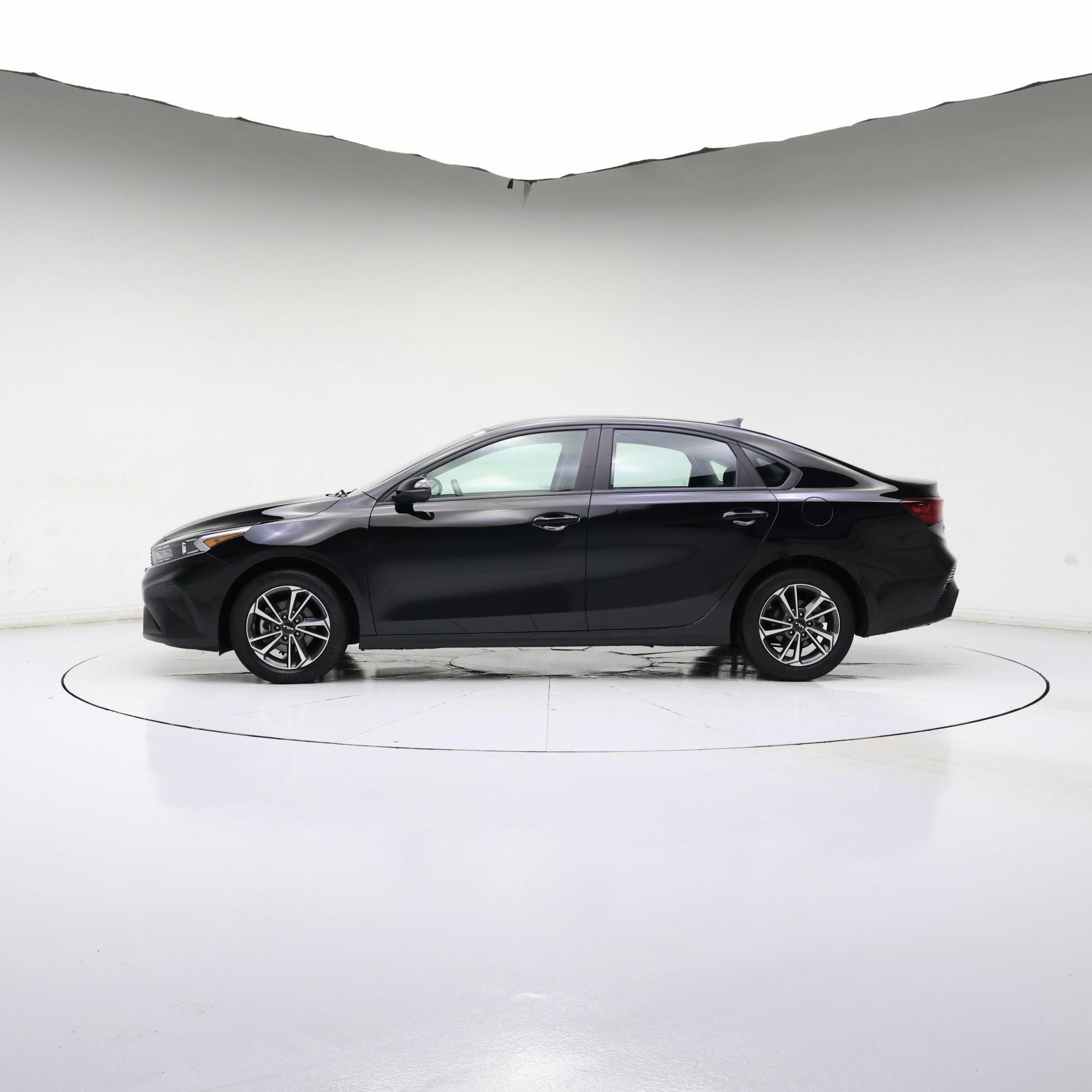 Thumbnail: 2023 Kia Forte - 3