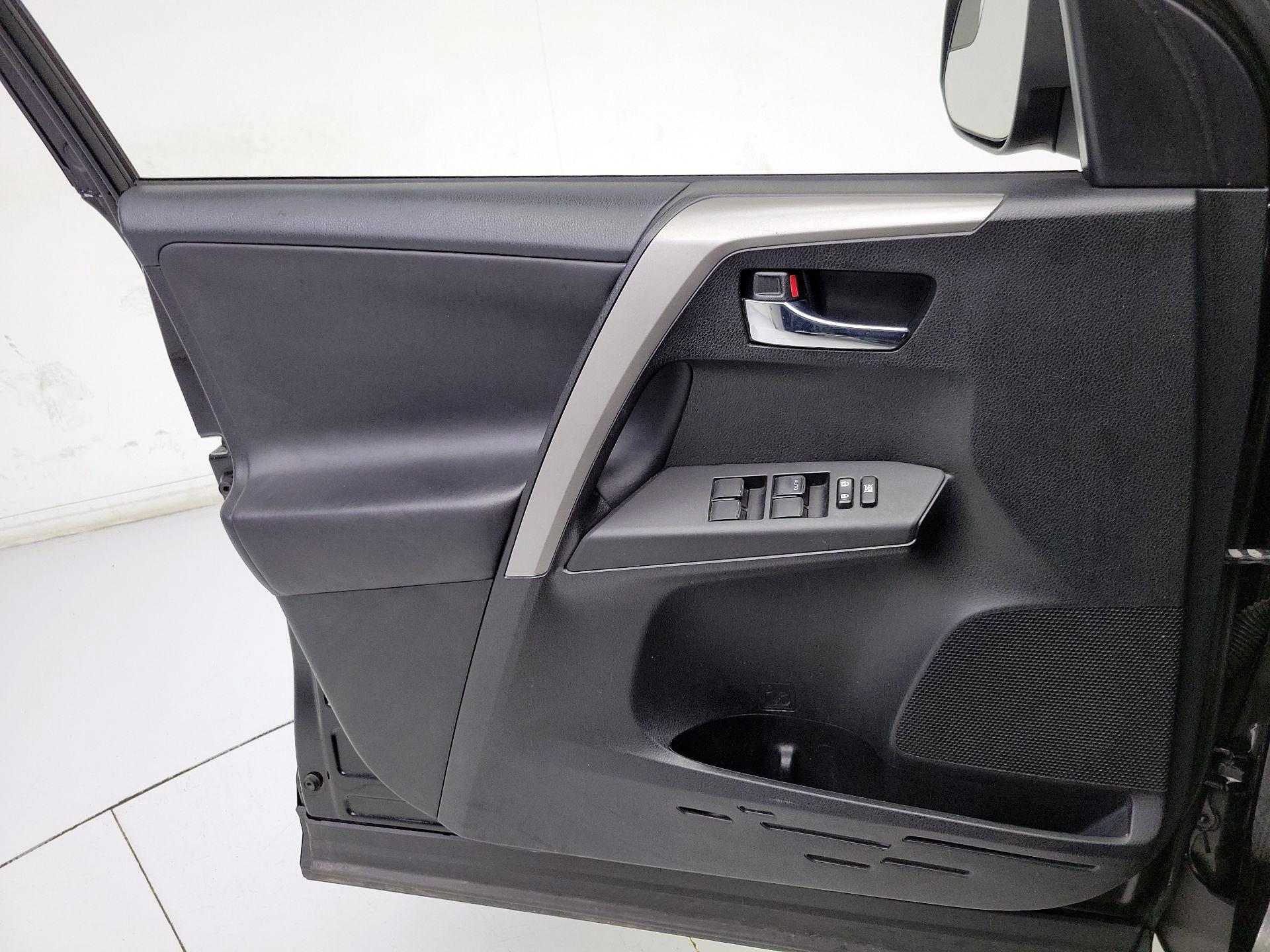 Thumbnail: 2016 Toyota RAV4 - 12