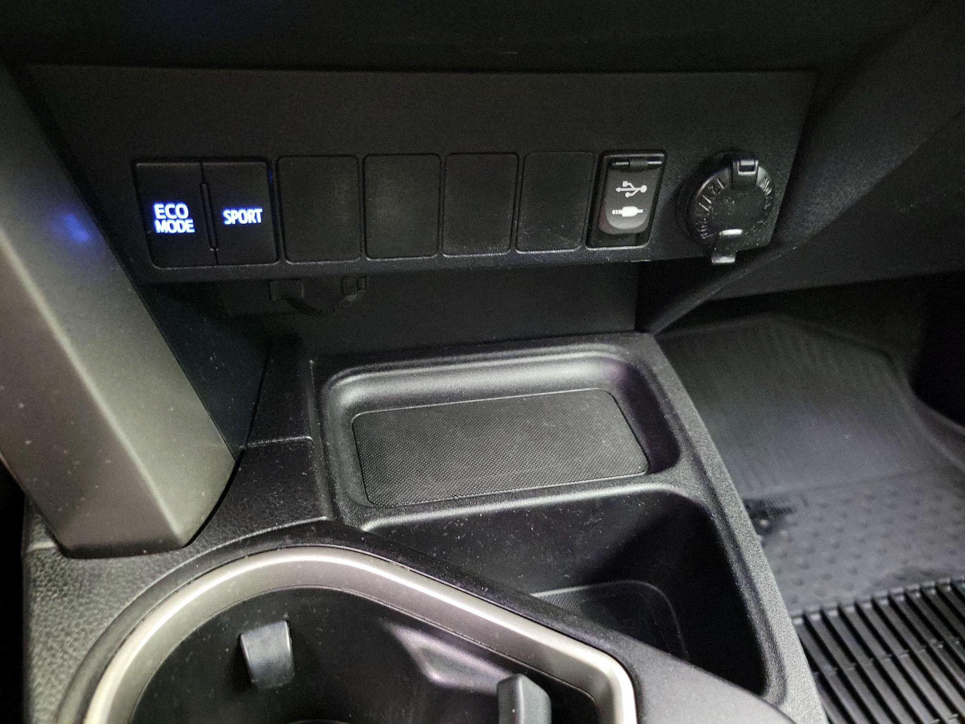 Thumbnail: 2016 Toyota RAV4 - 18