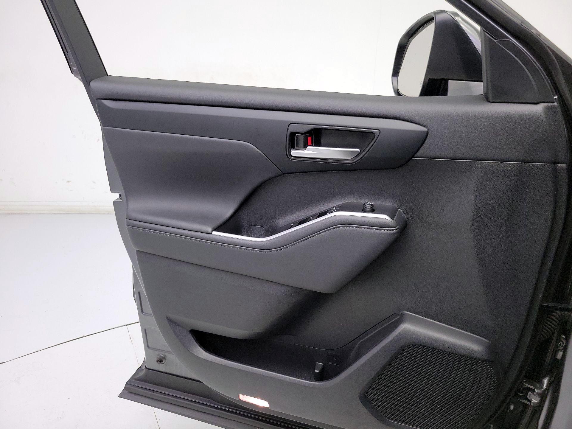Thumbnail: 2023 Toyota Highlander - 12