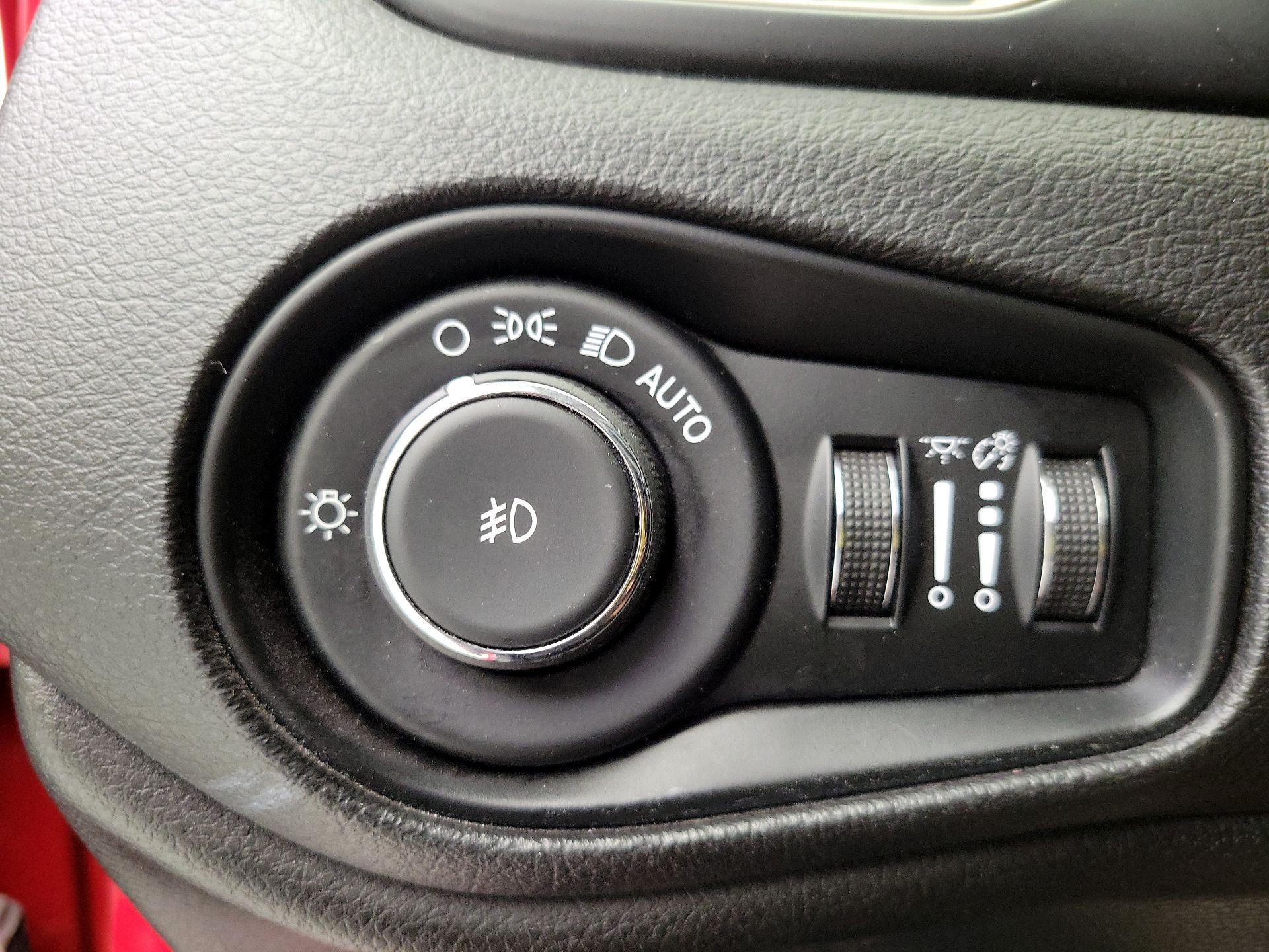 Thumbnail: 2015 Jeep Renegade - 13