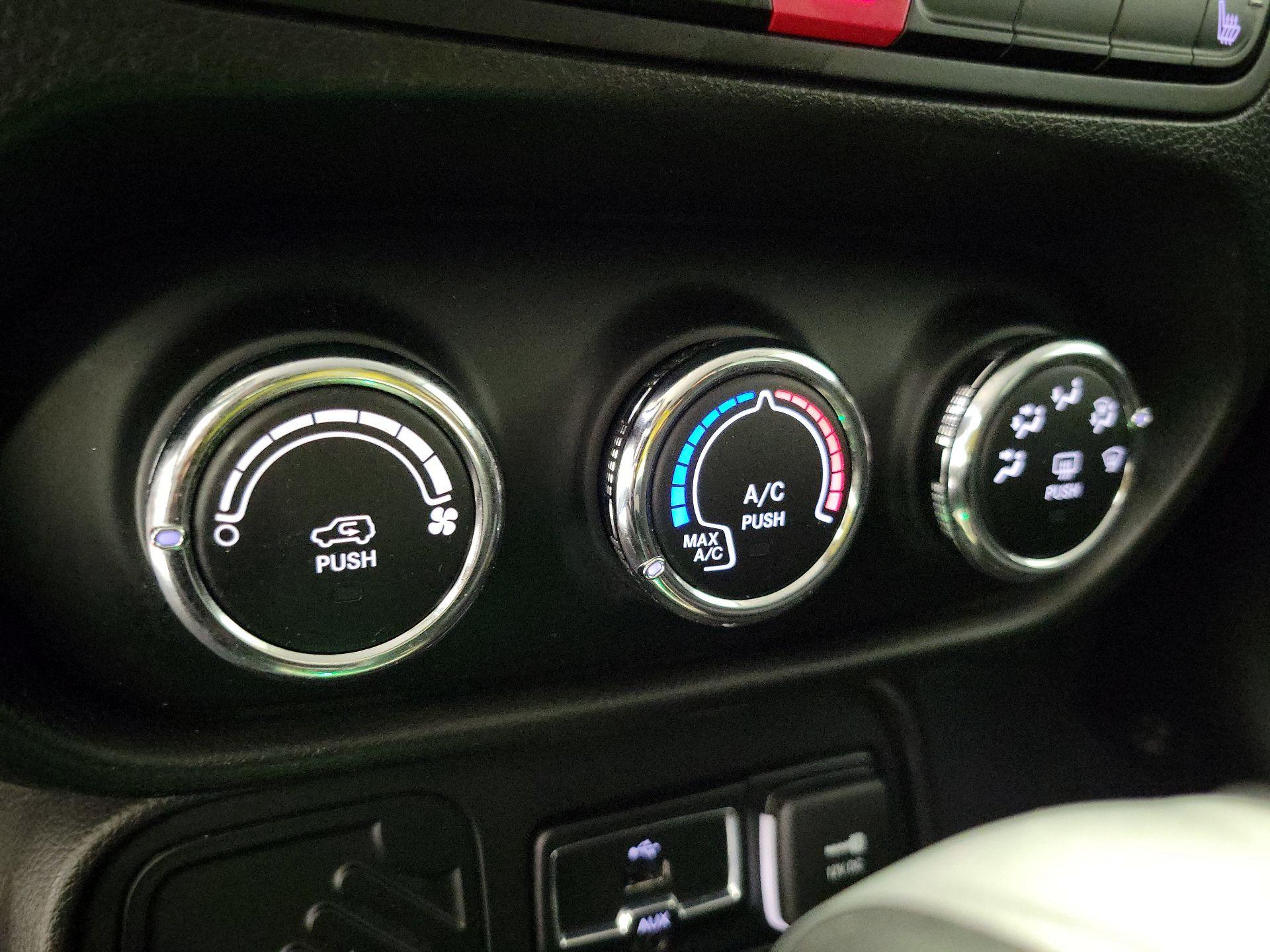Thumbnail: 2015 Jeep Renegade - 16