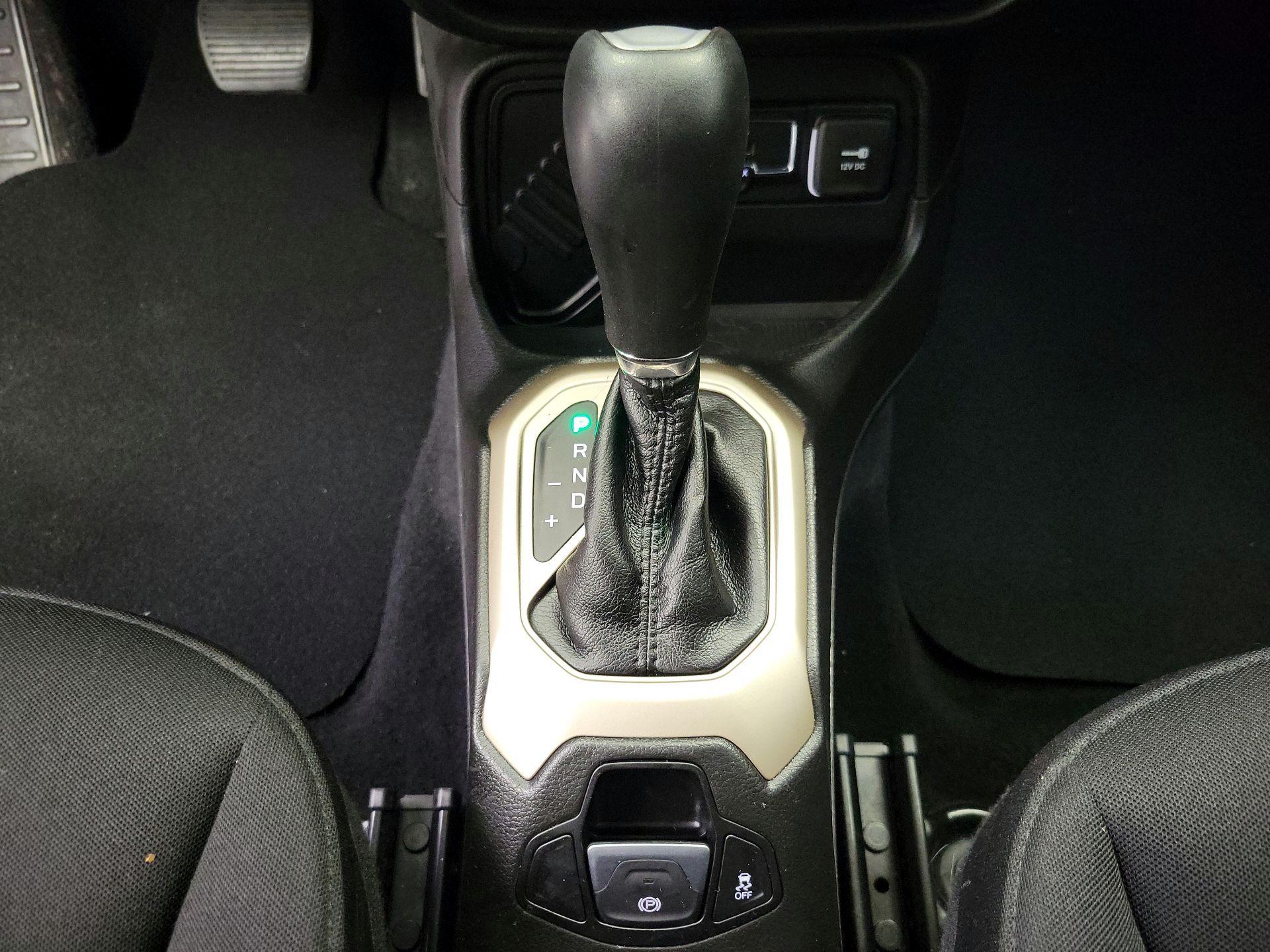 Thumbnail: 2015 Jeep Renegade - 17
