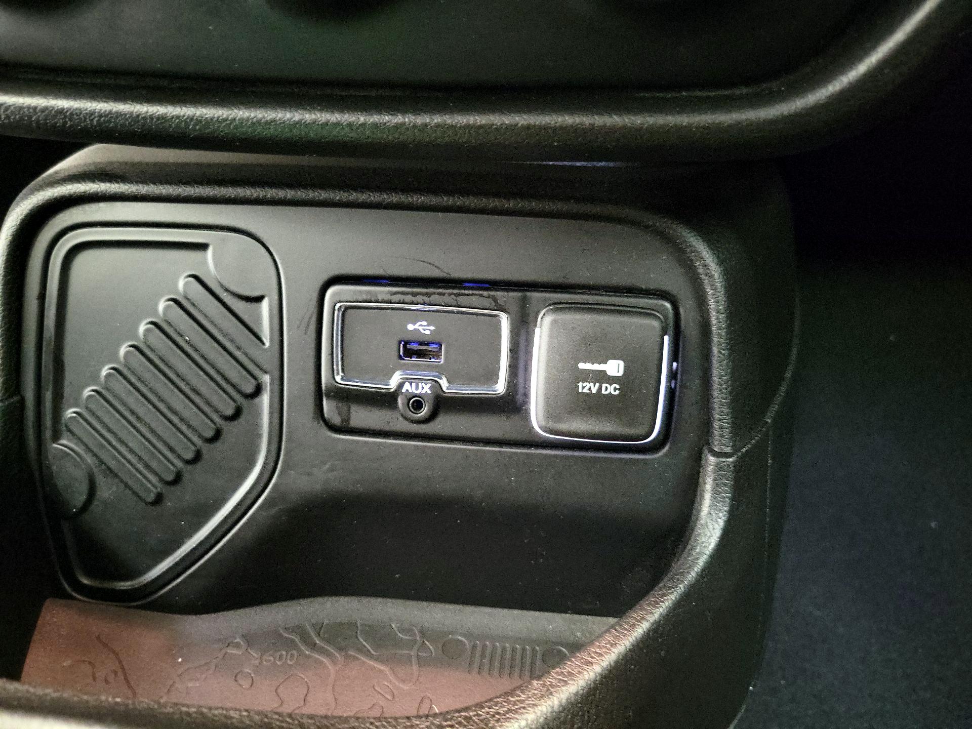 Thumbnail: 2015 Jeep Renegade - 18