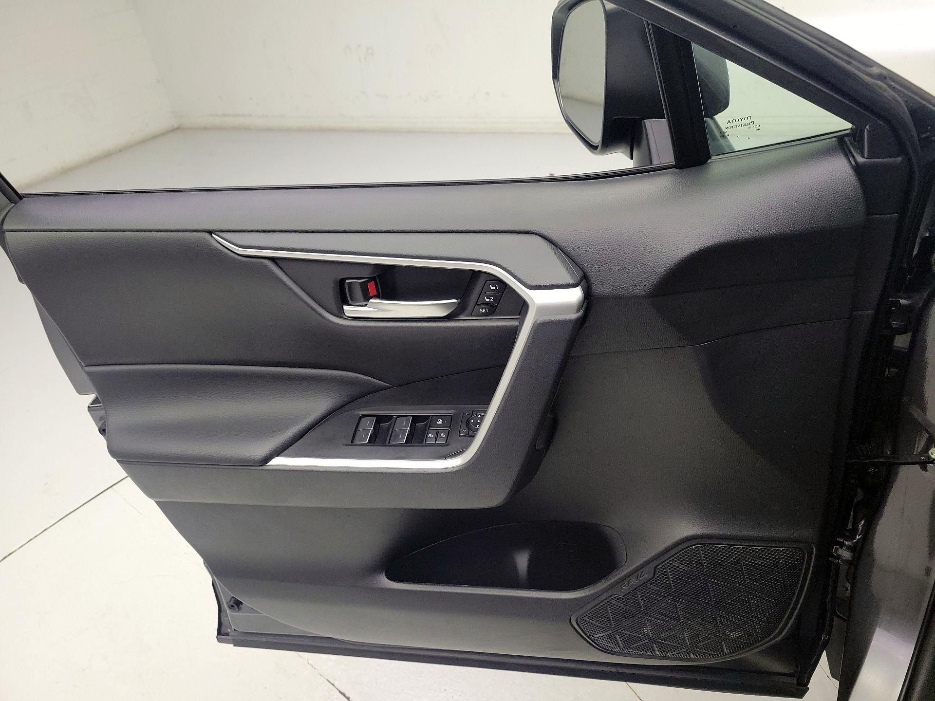 Thumbnail: 2022 Toyota RAV4 - 12