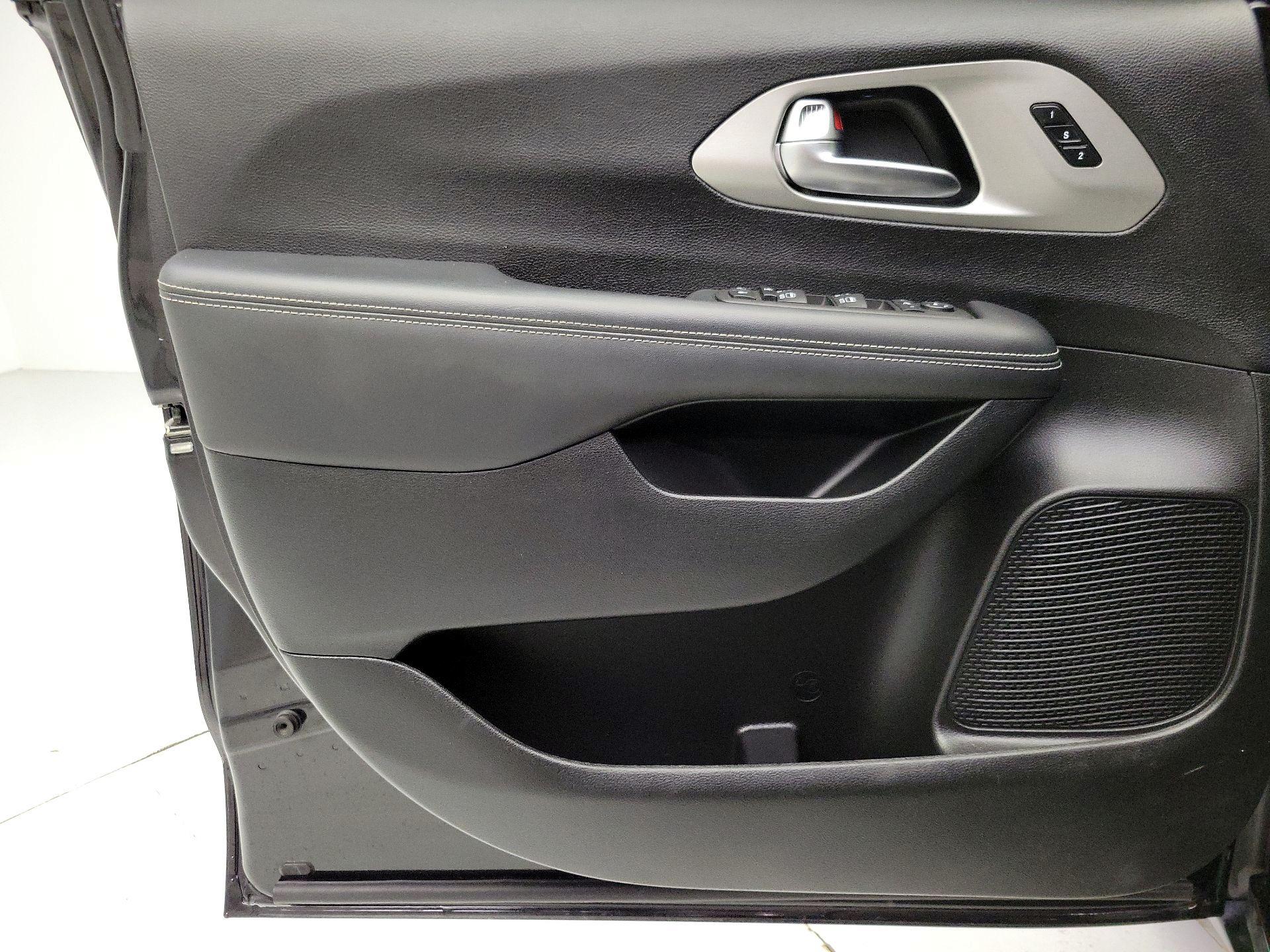 Thumbnail: 2023 Chrysler Pacifica - 12