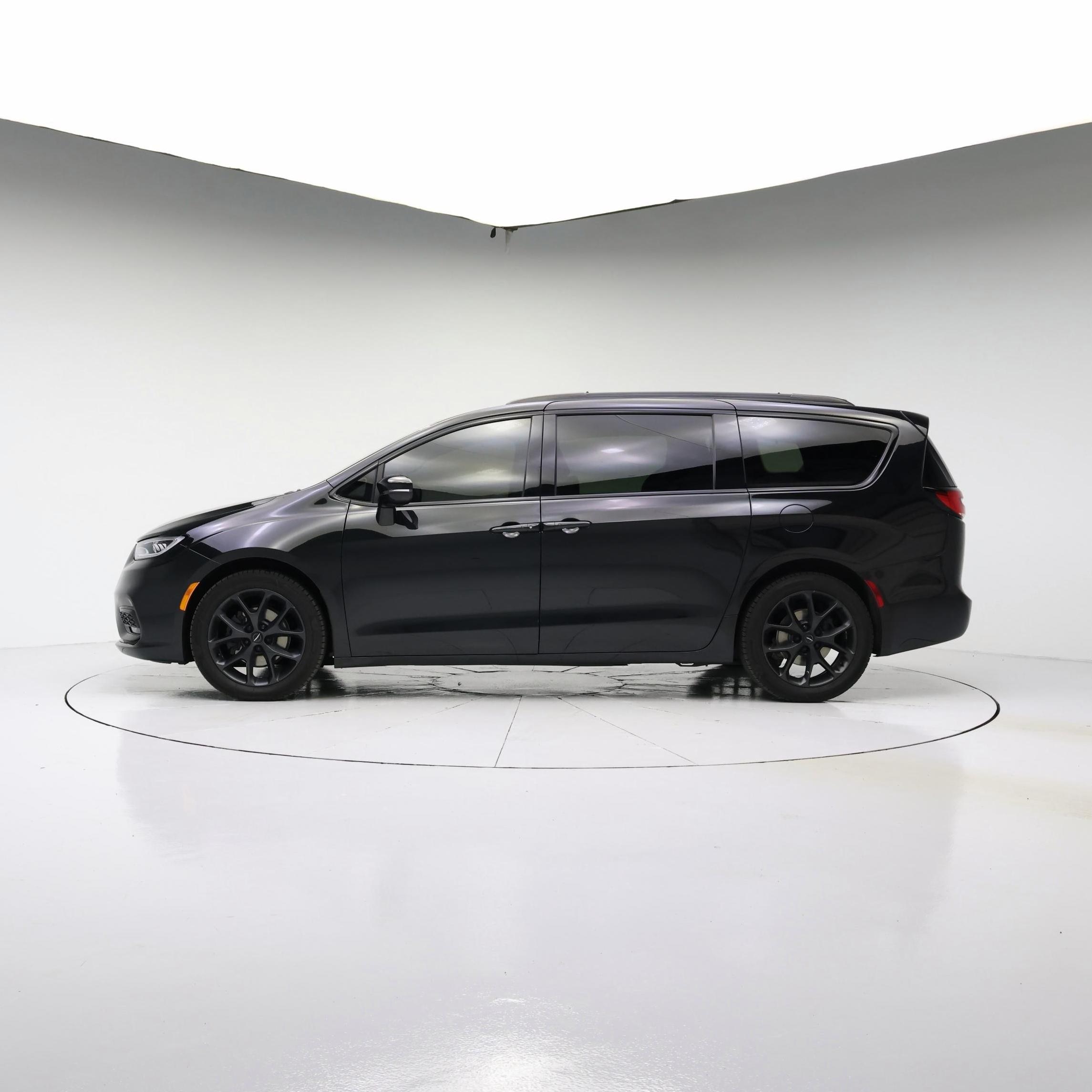 Thumbnail: 2023 Chrysler Pacifica - 3