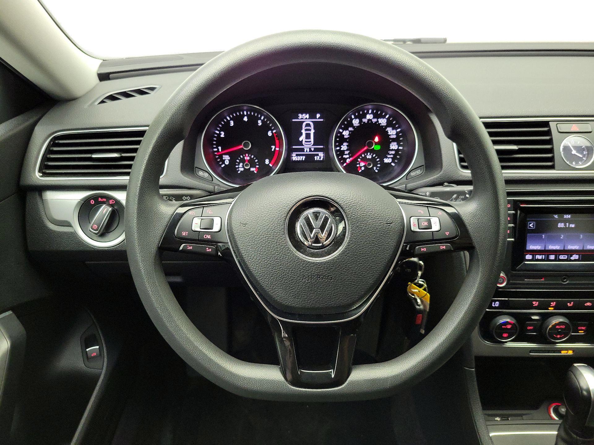 Thumbnail: 2017 Volkswagen Passat - 10
