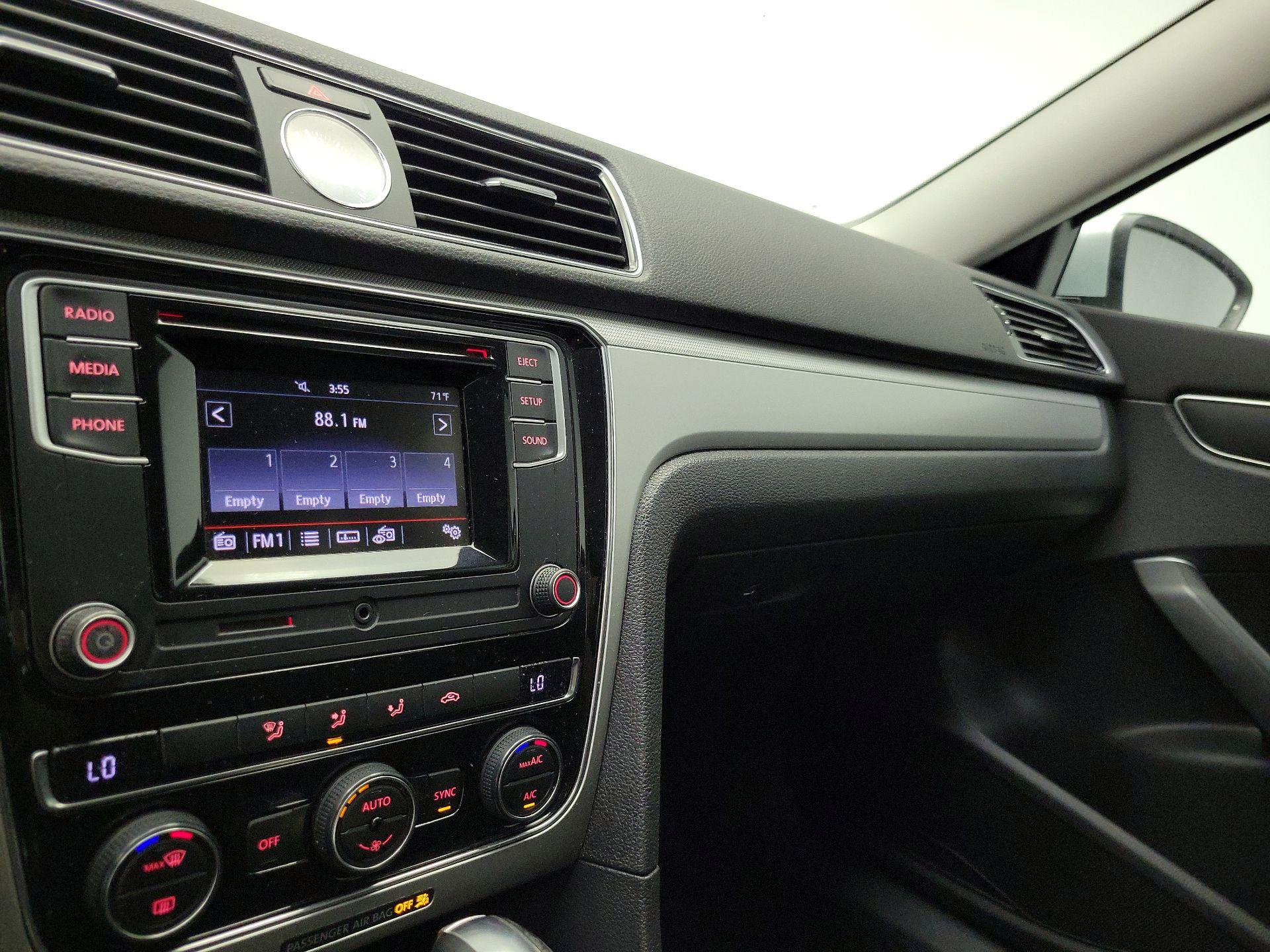 Thumbnail: 2017 Volkswagen Passat - 15