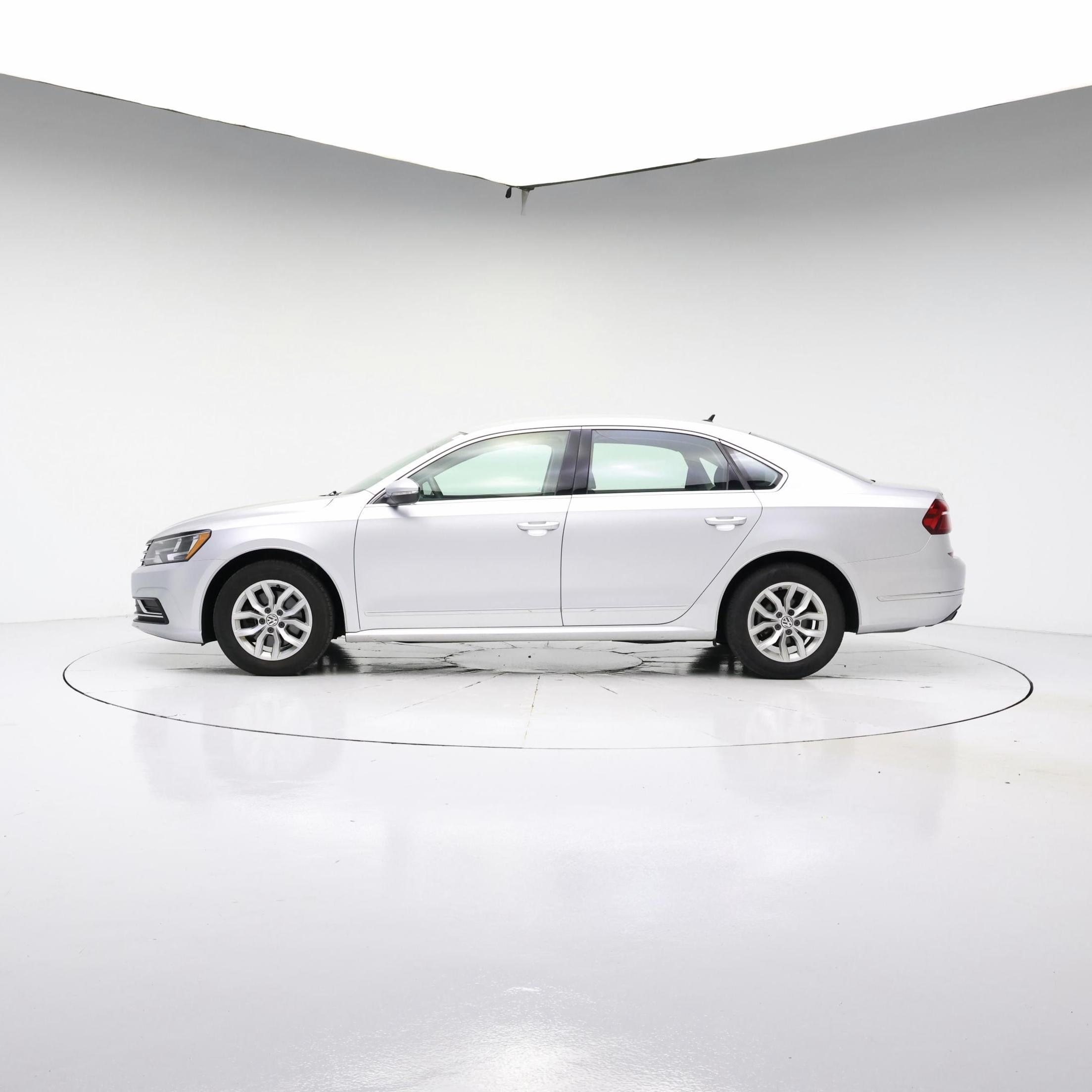 Thumbnail: 2017 Volkswagen Passat - 3