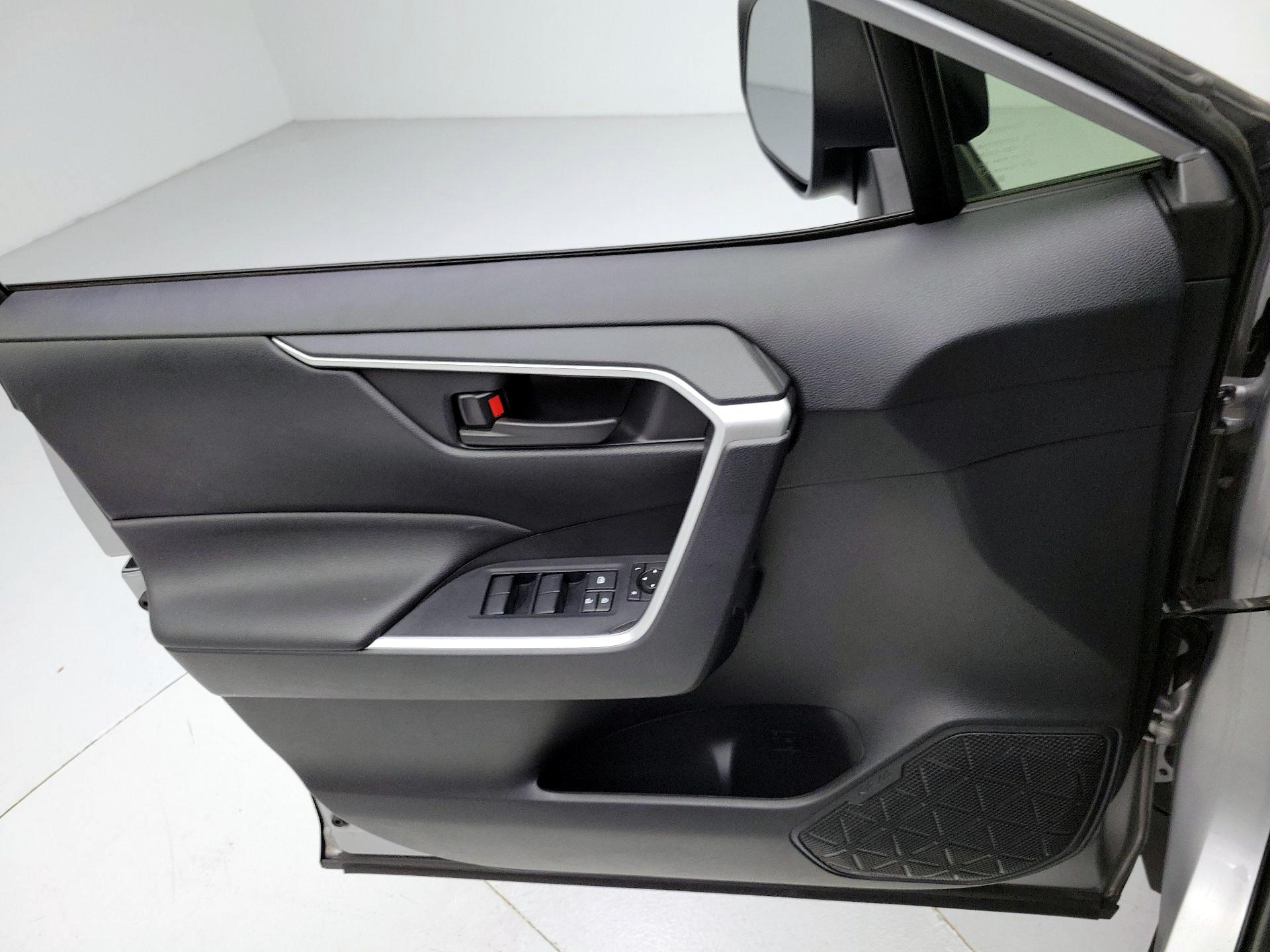 Thumbnail: 2020 Toyota RAV4 - 12