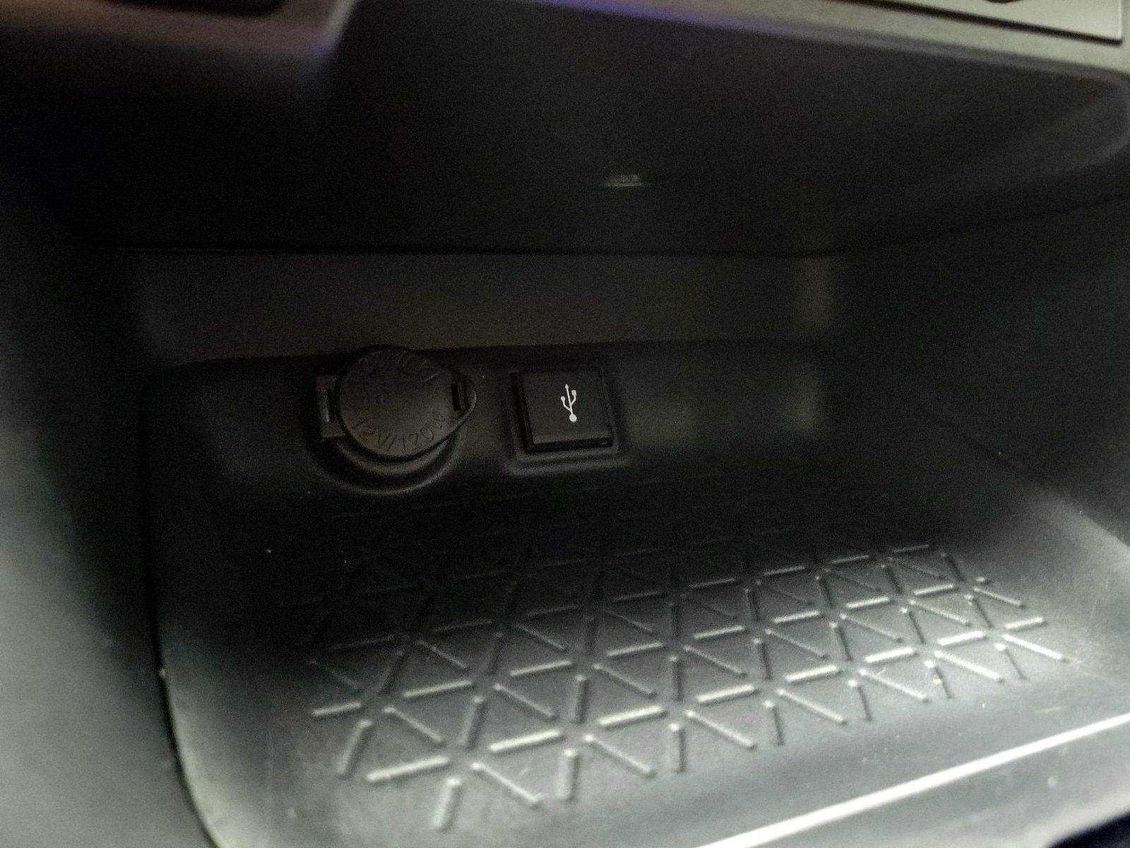 2020 Toyota RAV4 LE - Photo 19