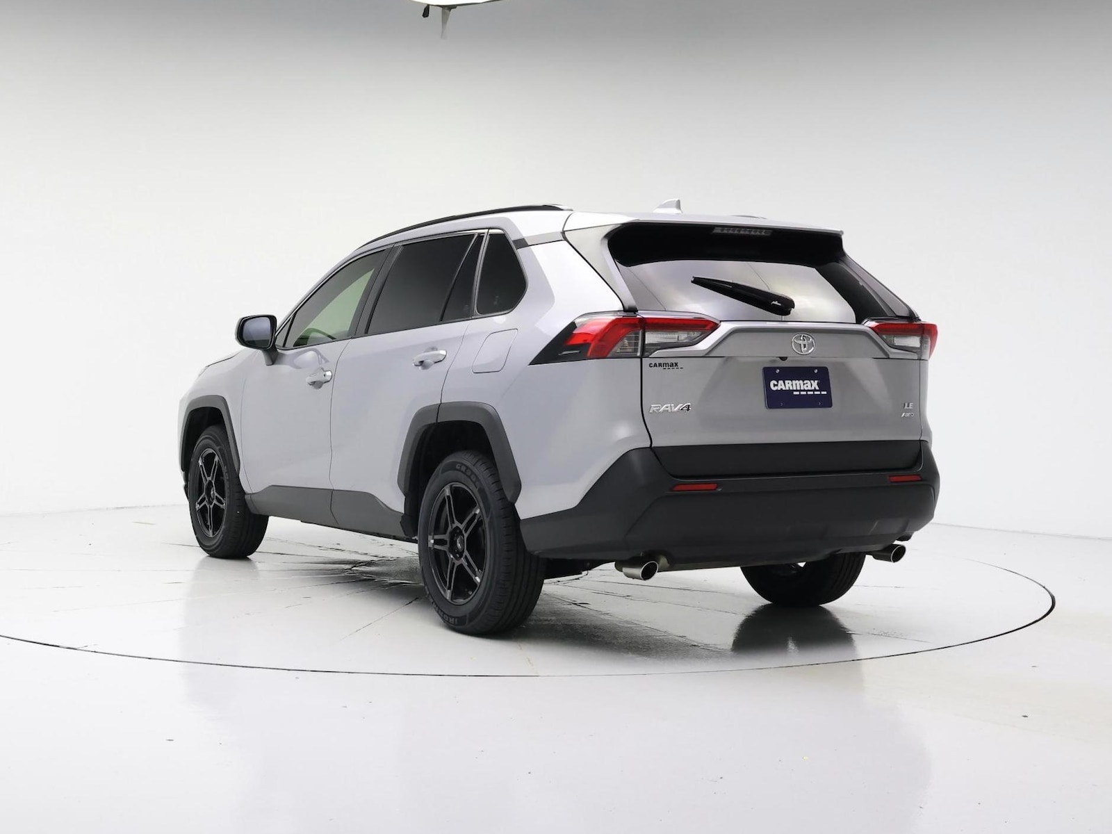 2020 Toyota RAV4 LE - Photo 3