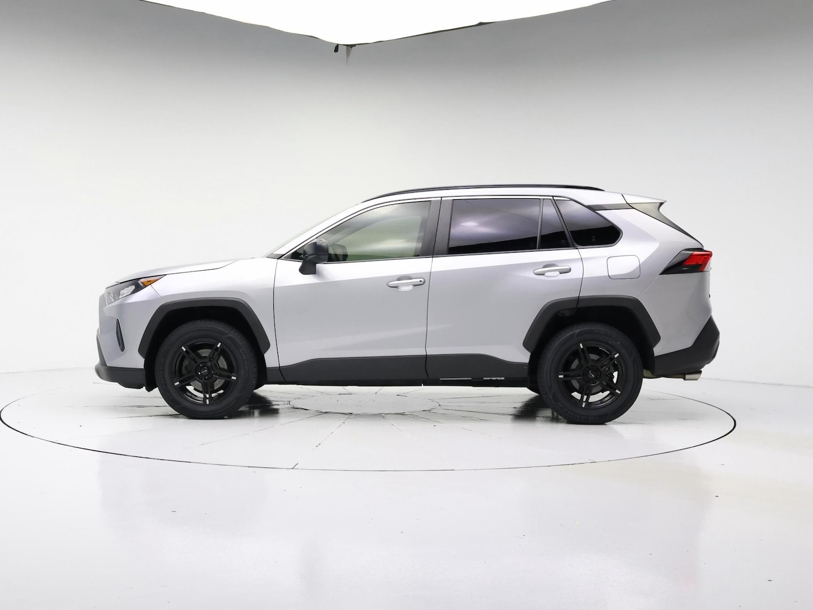 2020 Toyota RAV4 LE - Photo 4