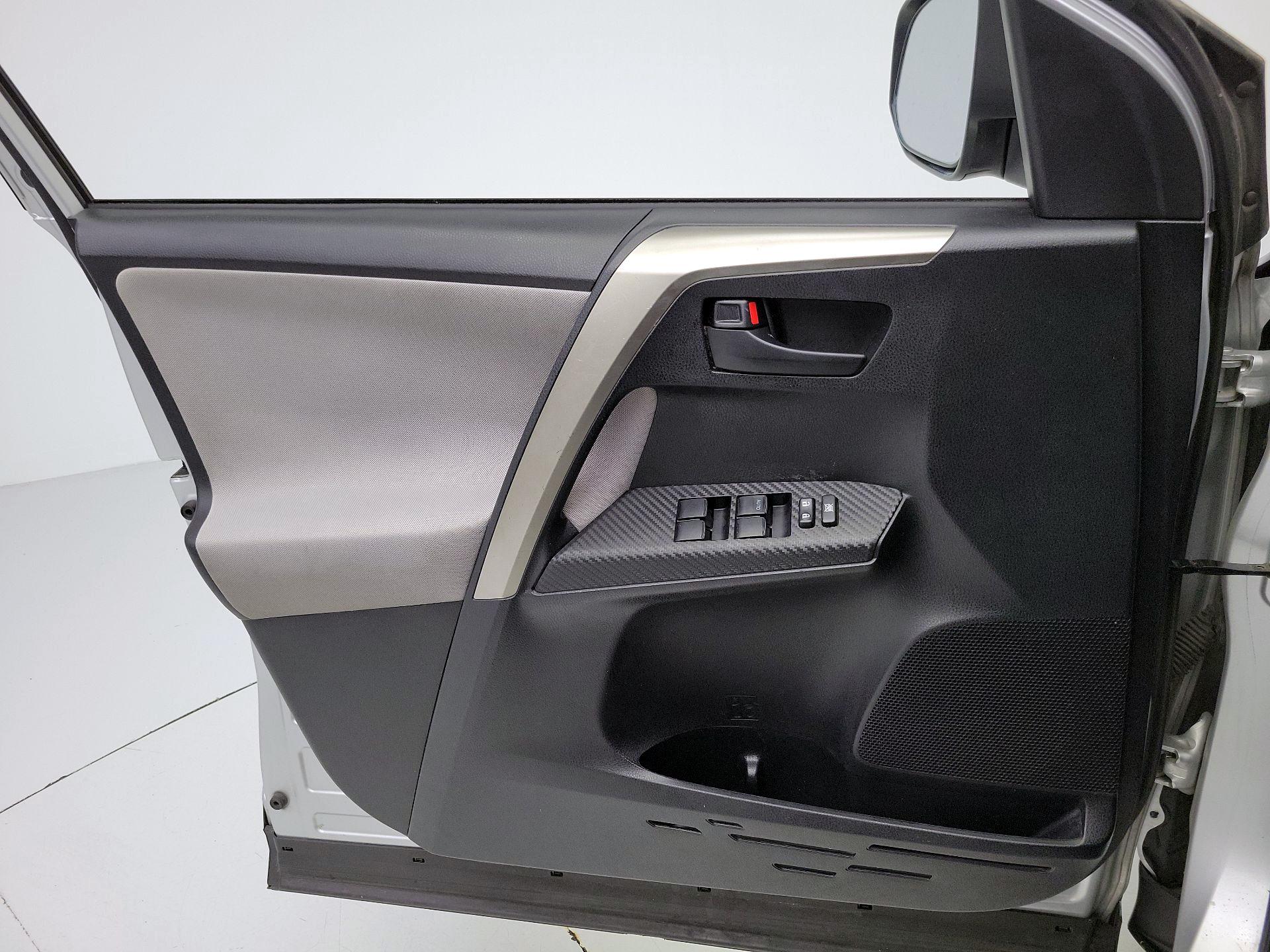 Thumbnail: 2015 Toyota RAV4 - 12