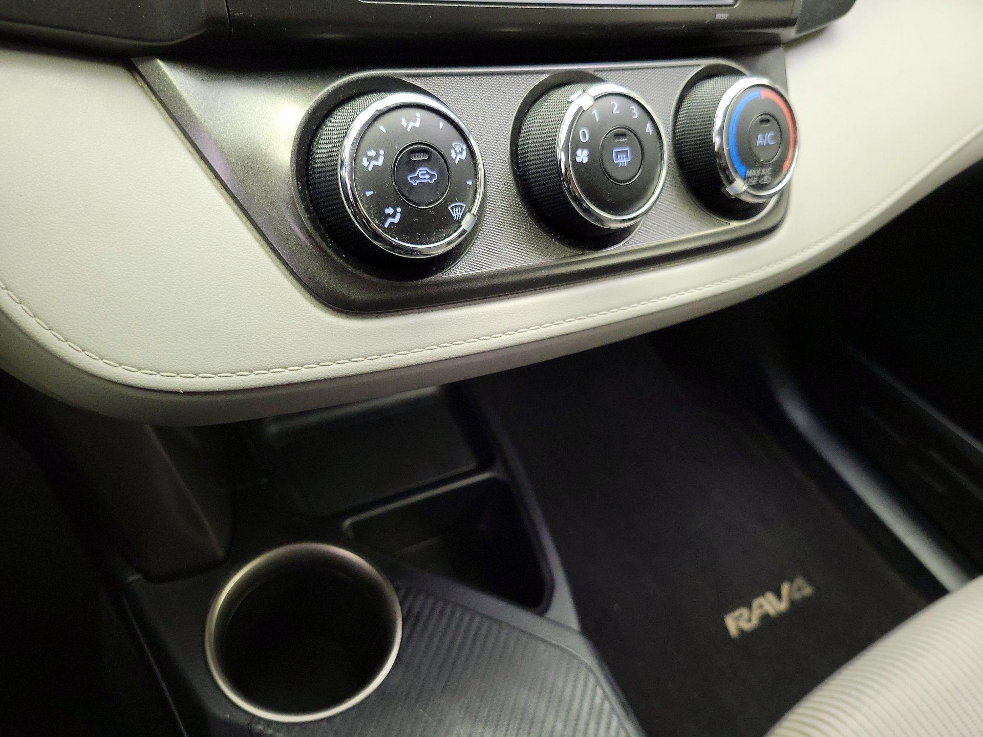 Thumbnail: 2015 Toyota RAV4 - 16