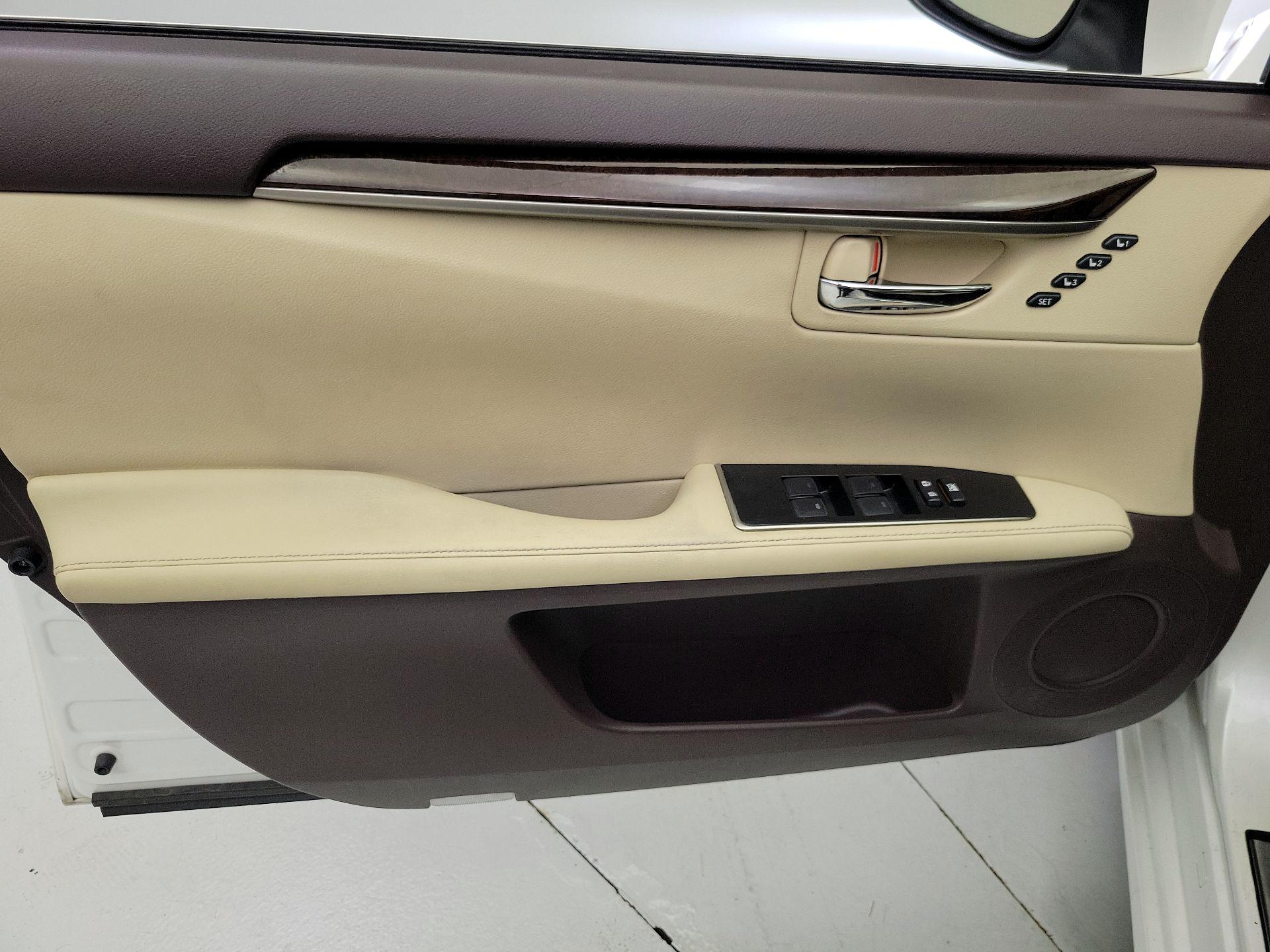 Thumbnail: 2016 Lexus ES - 12