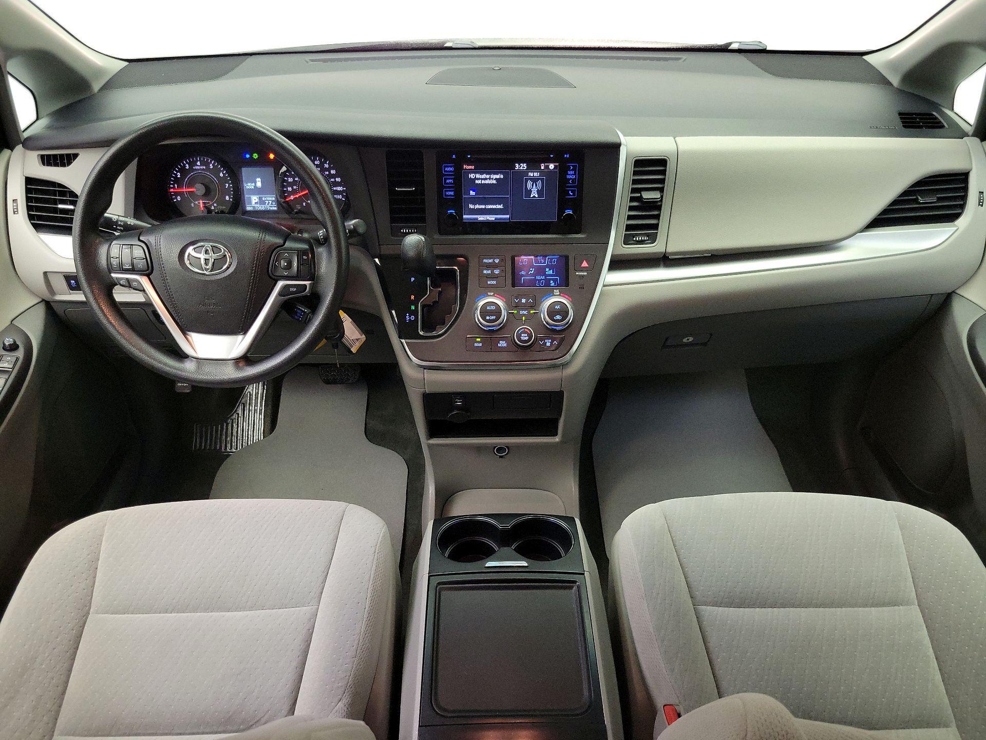 Thumbnail: 2015 Toyota Sienna - 9