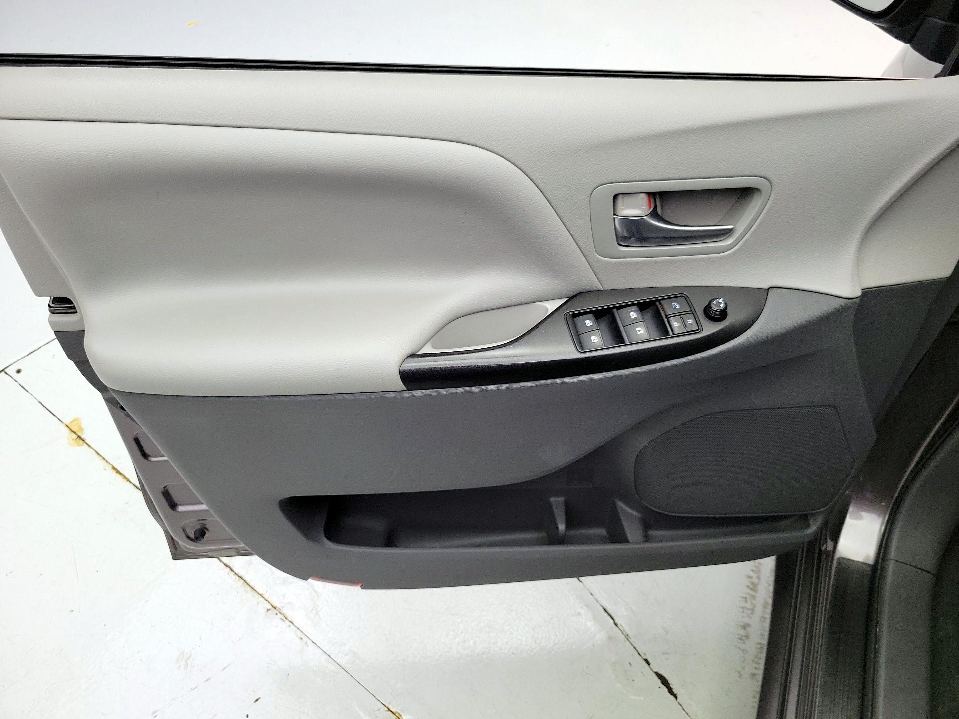 Thumbnail: 2015 Toyota Sienna - 12