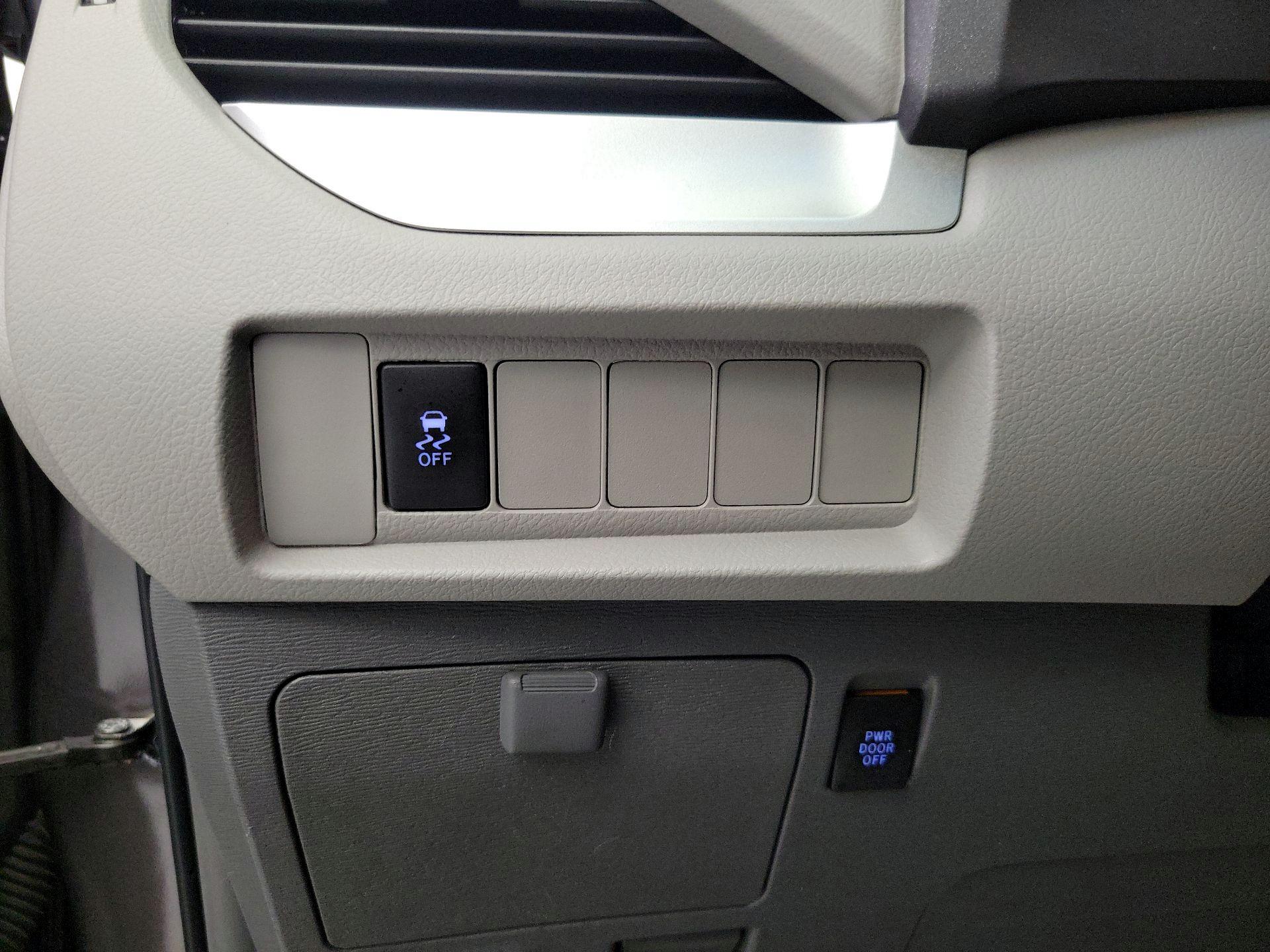 Thumbnail: 2015 Toyota Sienna - 13
