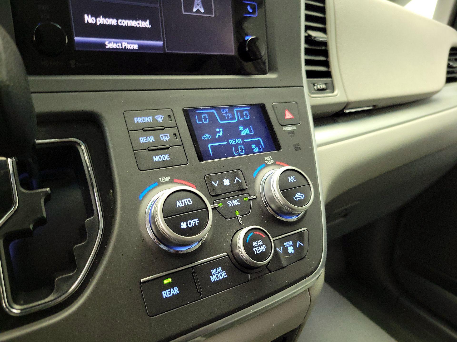 Thumbnail: 2015 Toyota Sienna - 16